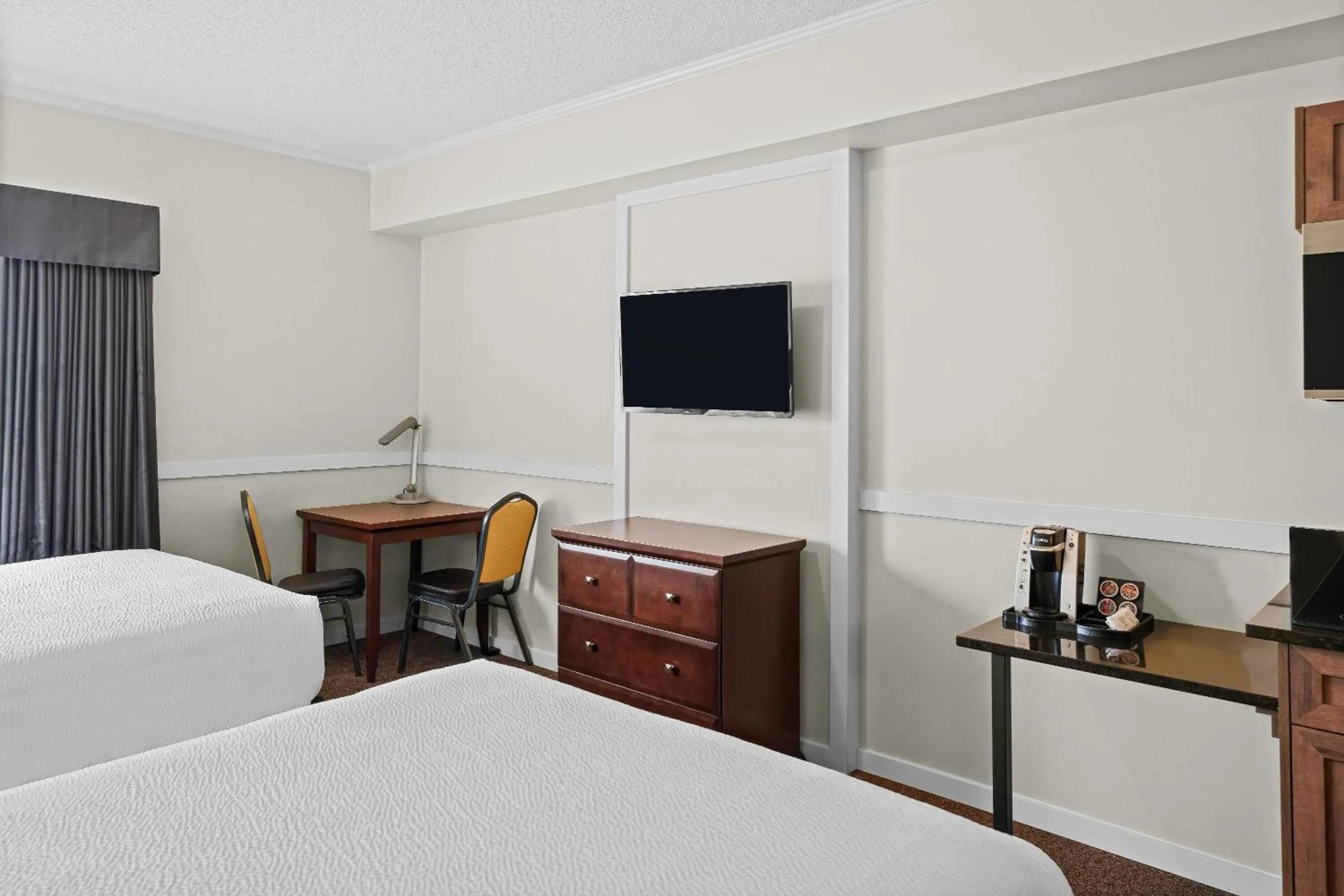 Photo of the whole room, Bed in Days Inn by Wyndham Lamont