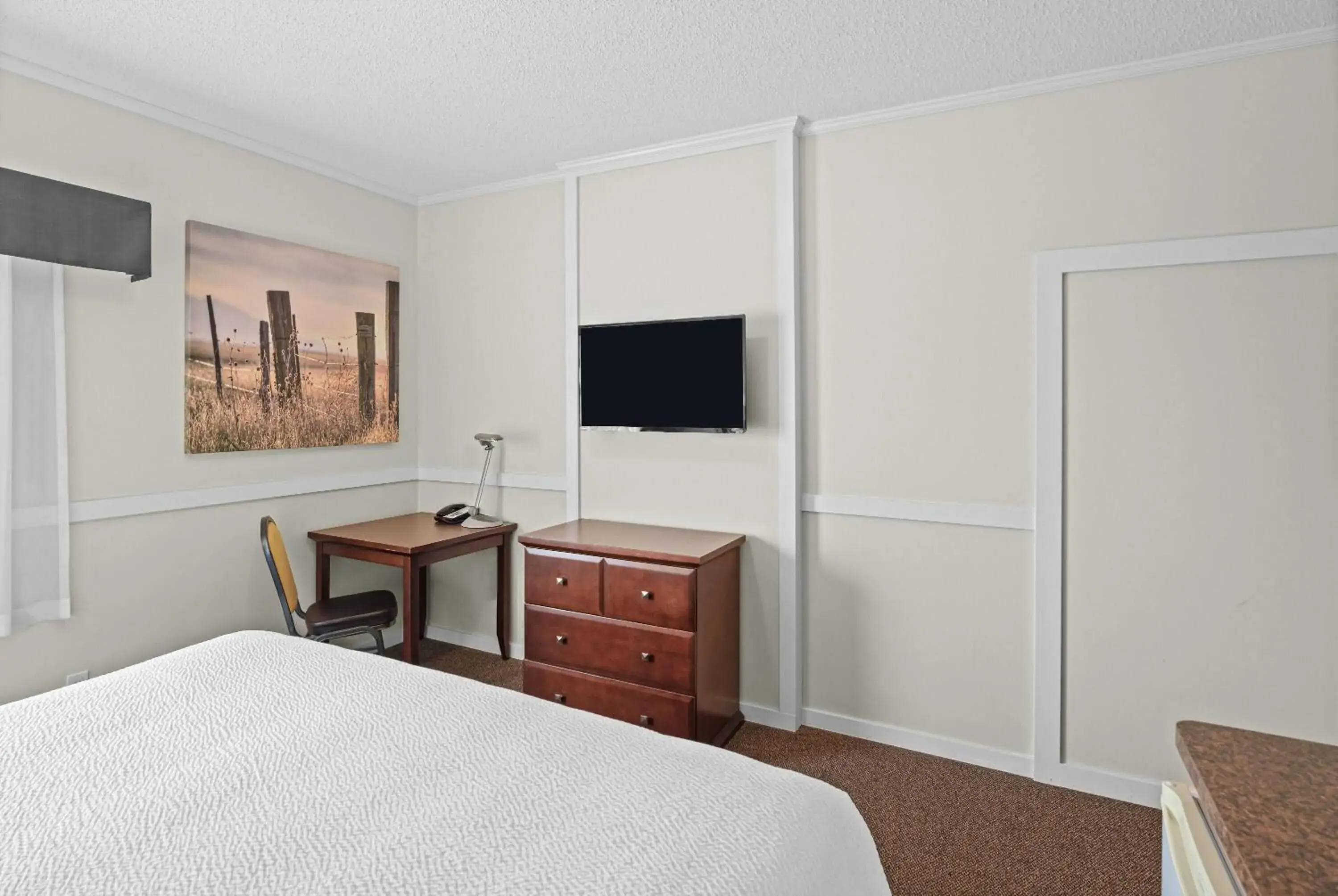 King Room with Roll-in Shower - Mobility Access/Non-Smoking in Days Inn by Wyndham Lamont King Room with Roll-in Shower - Mobility Access/Non-Smoking in Days Inn by Wyndham Lamont