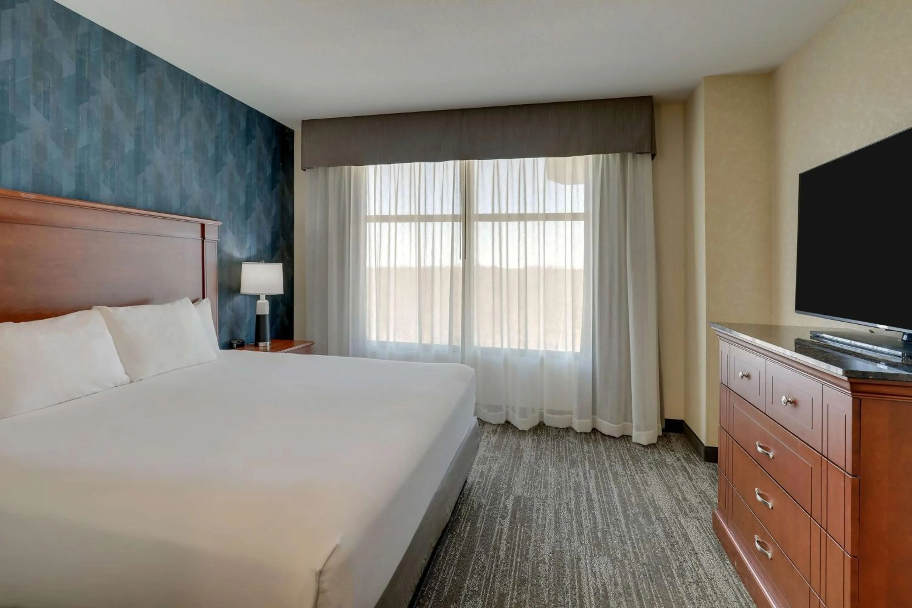 Bedroom, Bed in Drury Plaza Hotel Mt Vernon