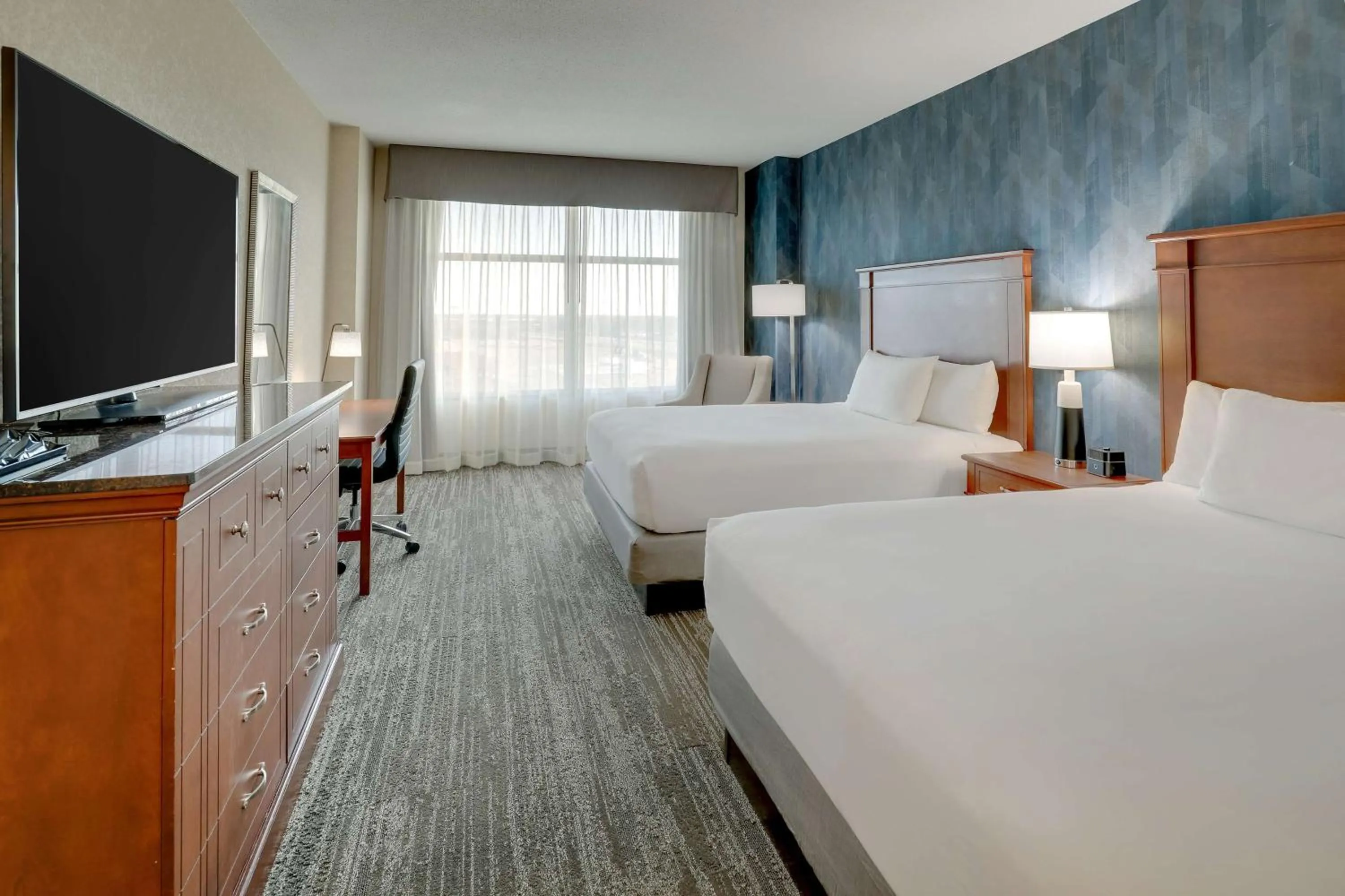 Bedroom, Bed in Drury Plaza Hotel Mt Vernon