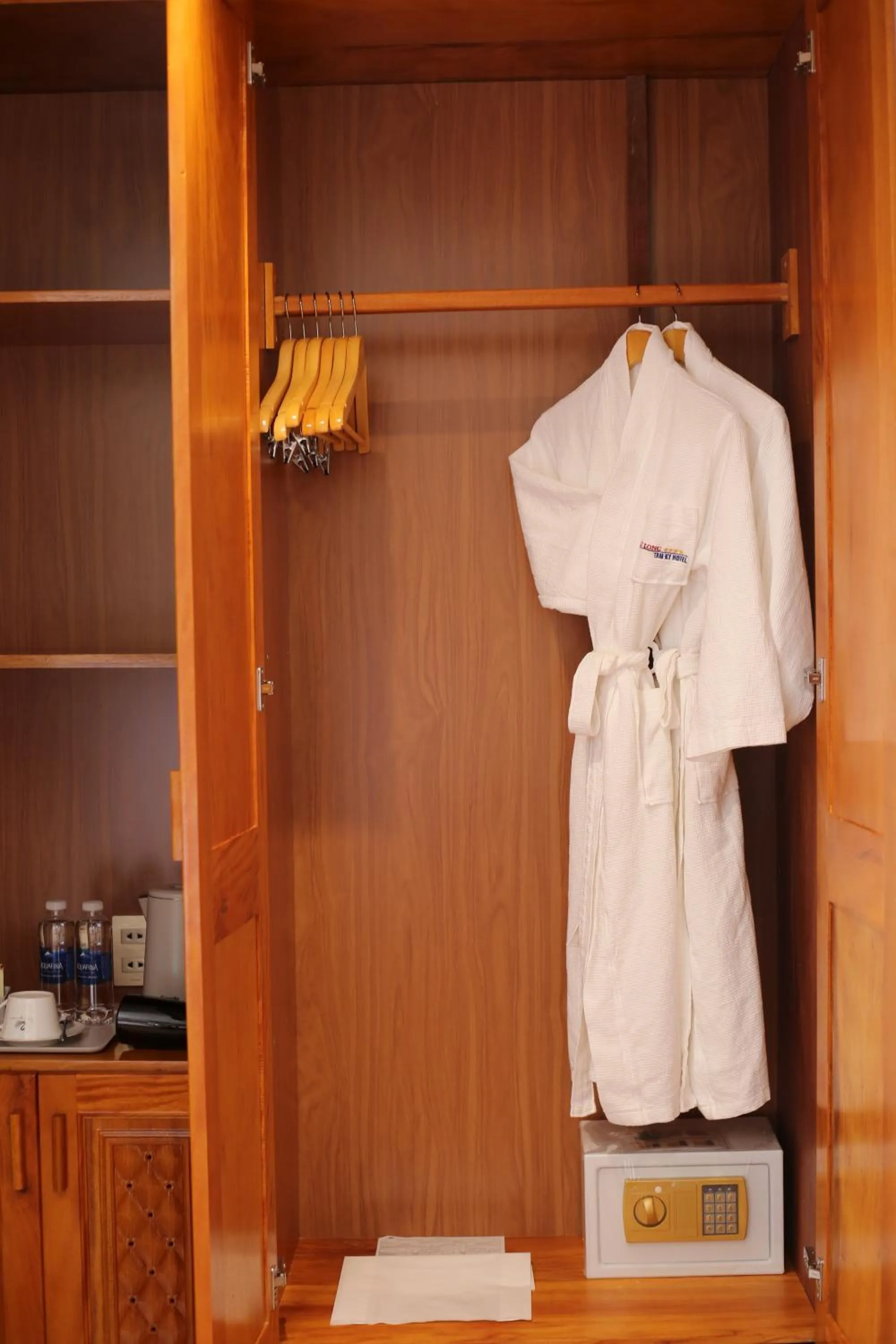 wardrobe in Phú Long Tam Kỳ Hotel & Restaurant