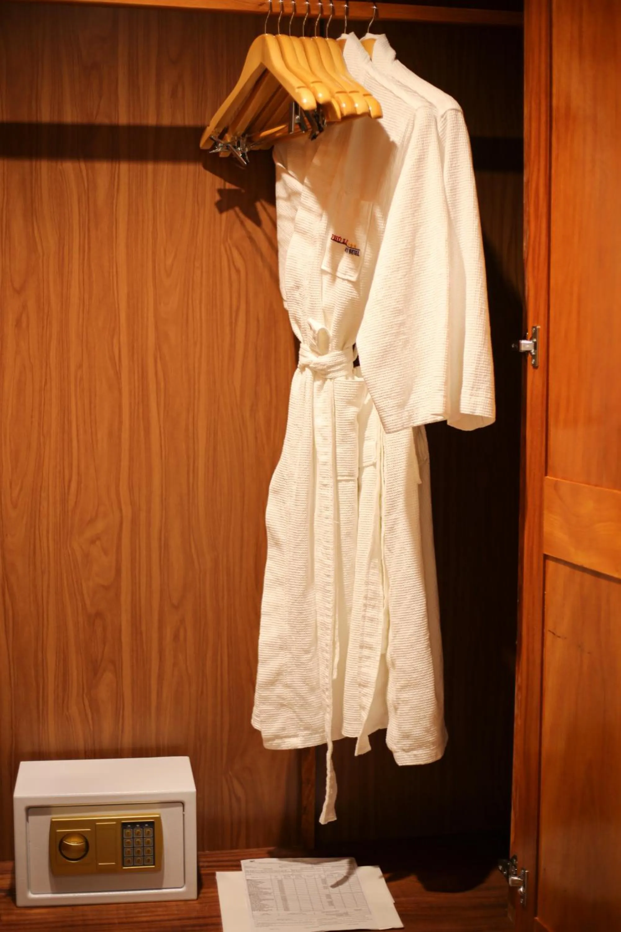 wardrobe in Phú Long Tam Kỳ Hotel & Restaurant