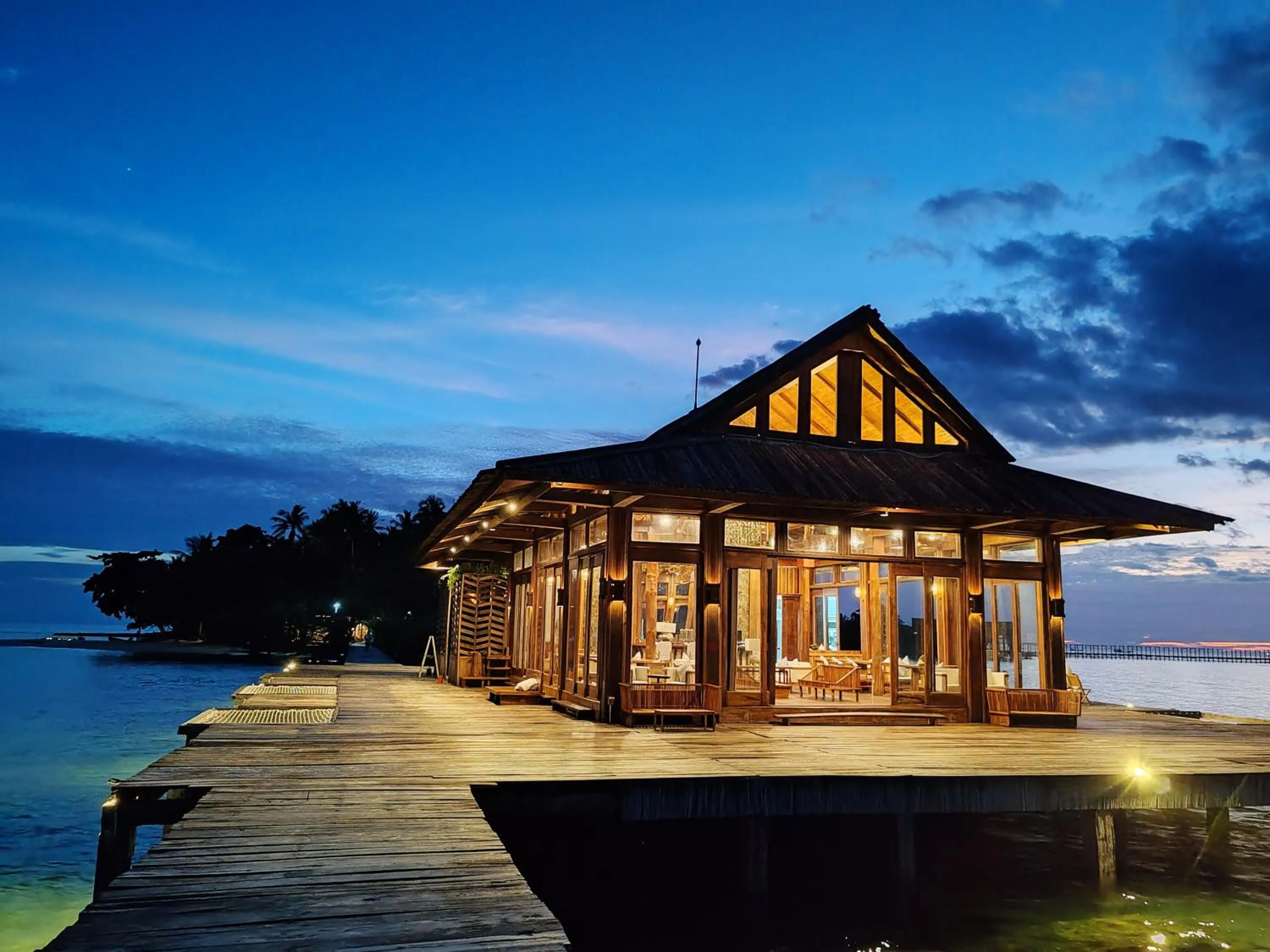 Restaurant/places to eat in Full Moon Island Resort