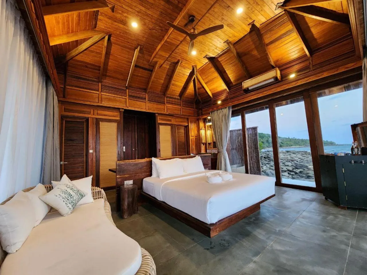 Bedroom, Bed in Full Moon Island Resort