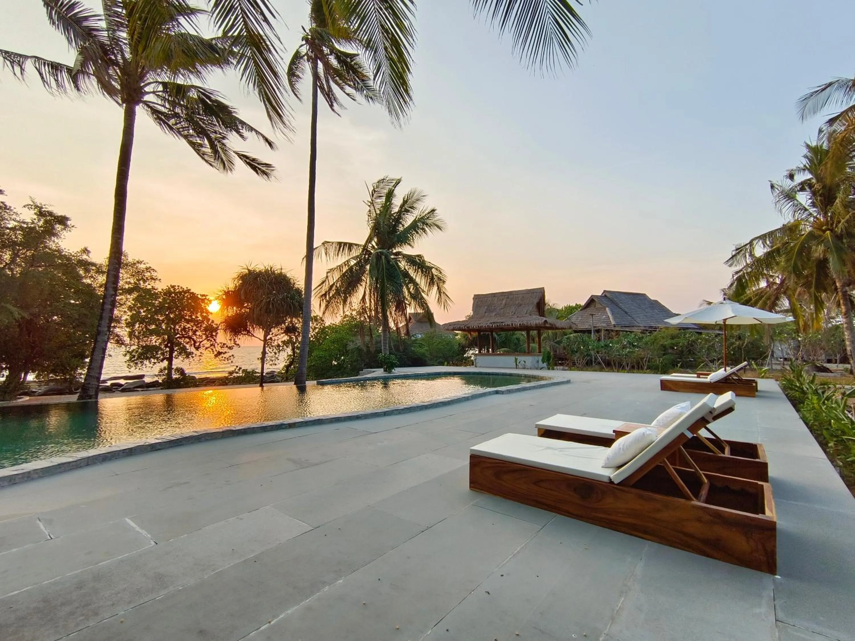 Swimming pool in Full Moon Island Resort