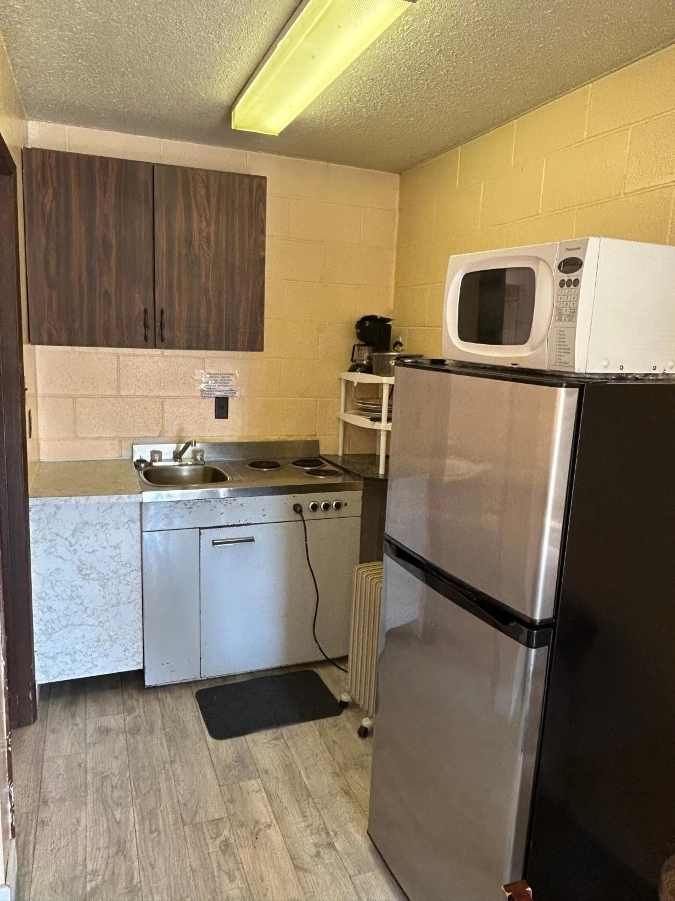 Kitchen or kitchenette in Road Runner Motel Merritt BC