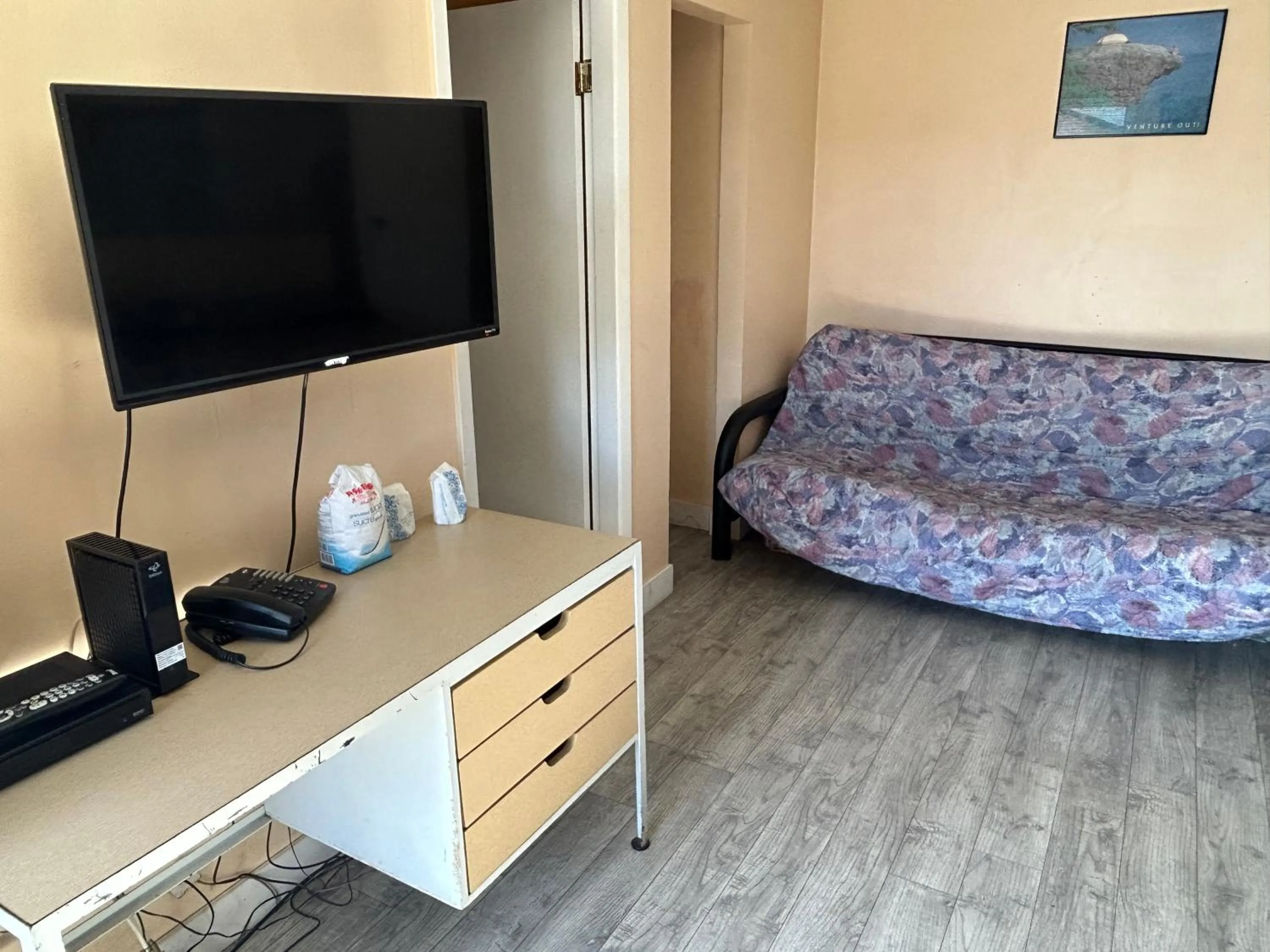 TV and multimedia in Road Runner Motel Merritt BC