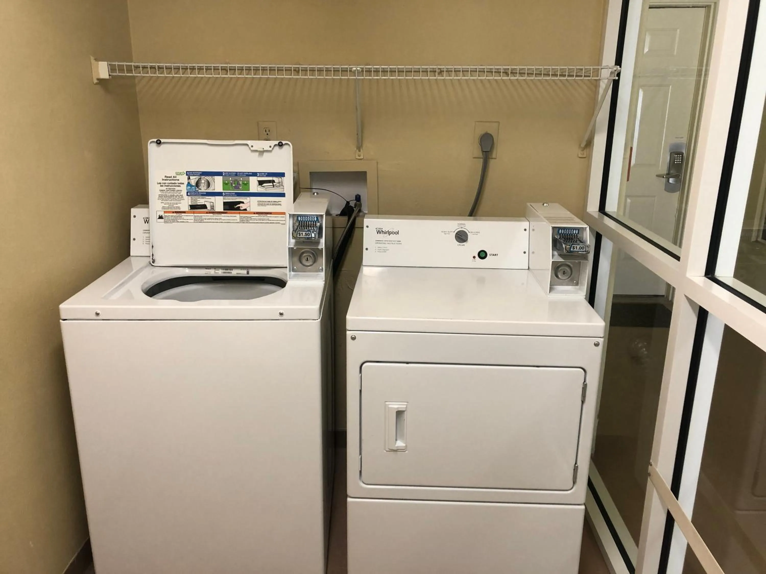 laundry in Pelican Beach Resort by Colasan