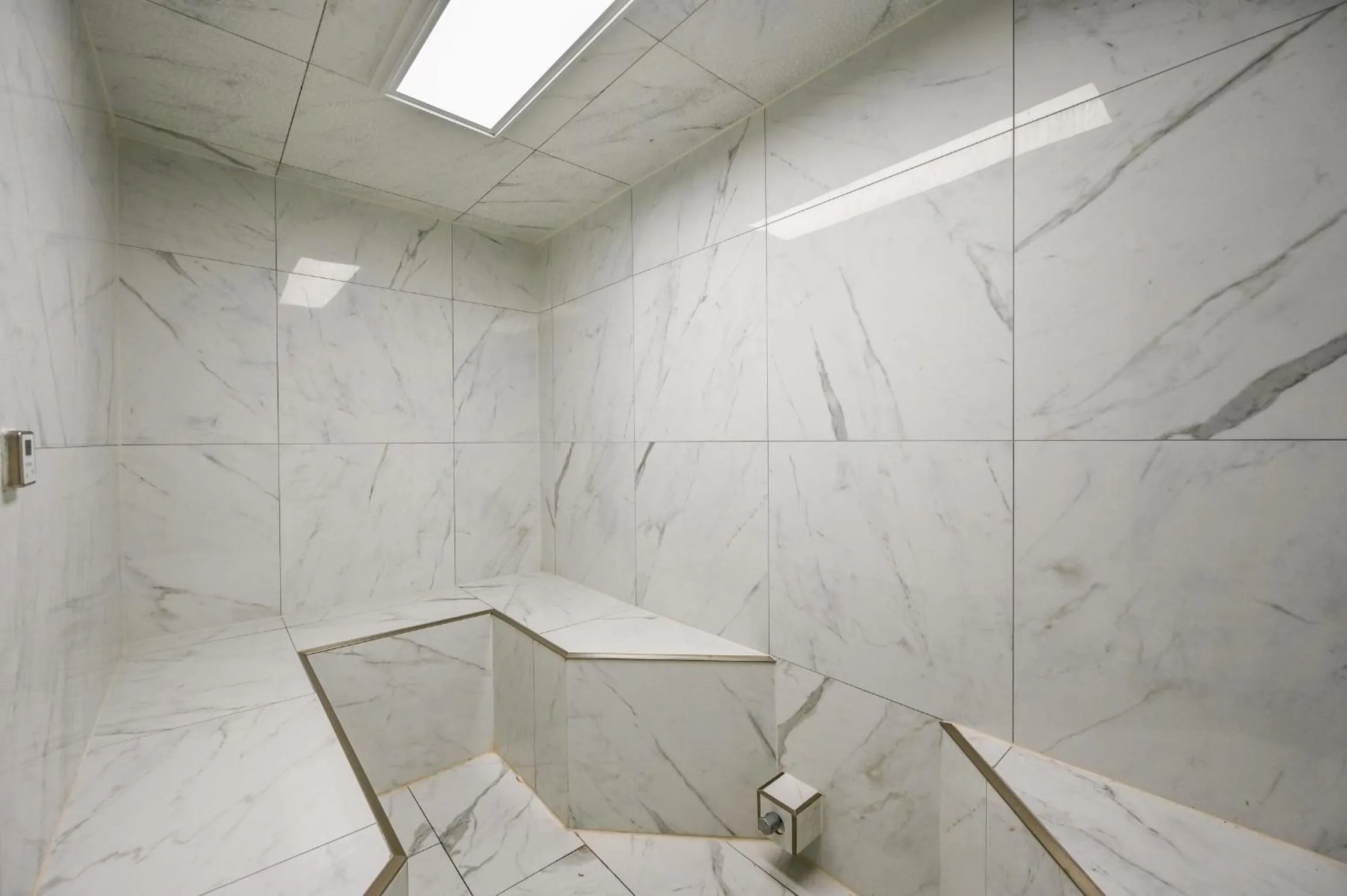 Steam room in Pelican Beach Resort by Colasan