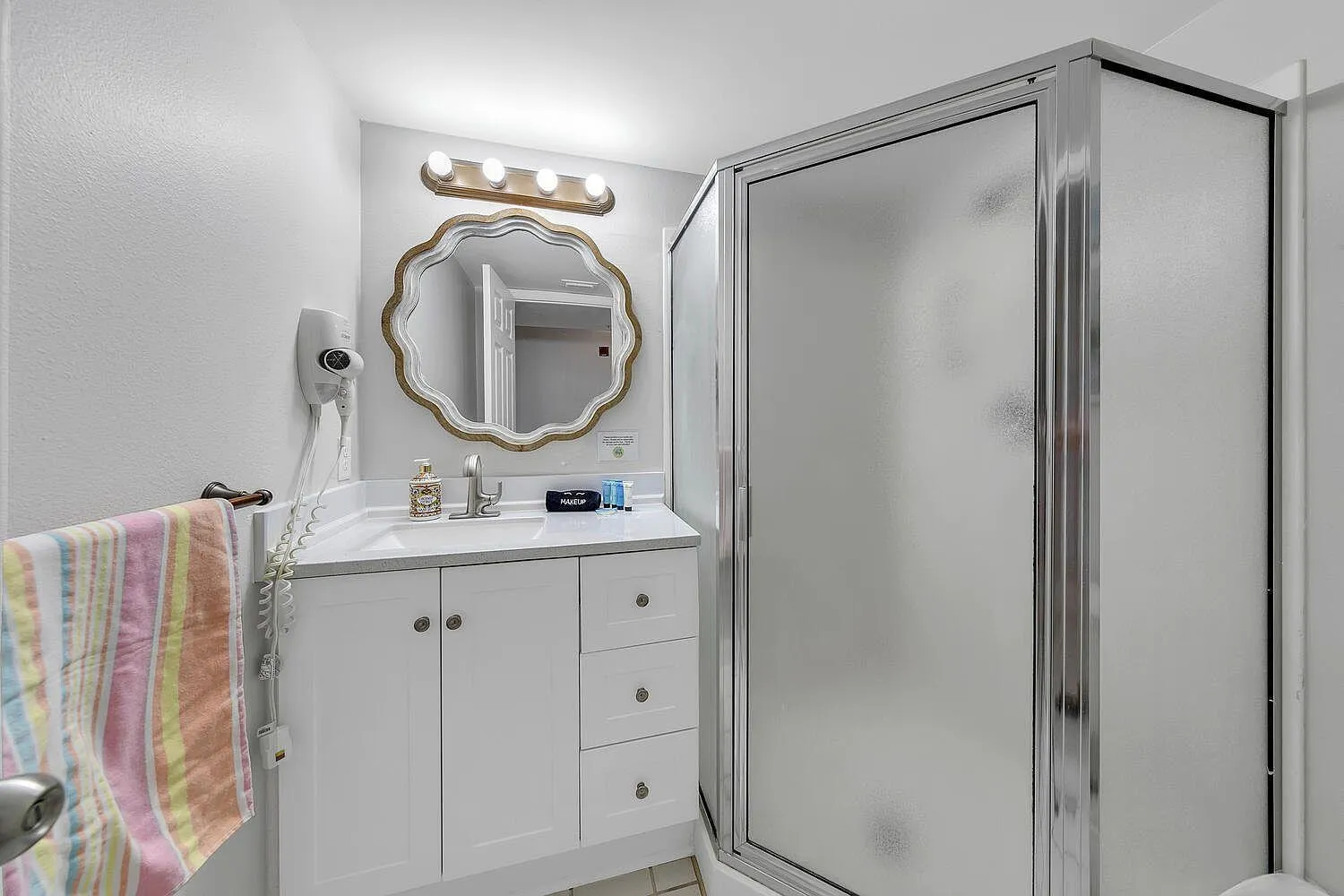 Bathroom in Pelican Beach Resort by Colasan