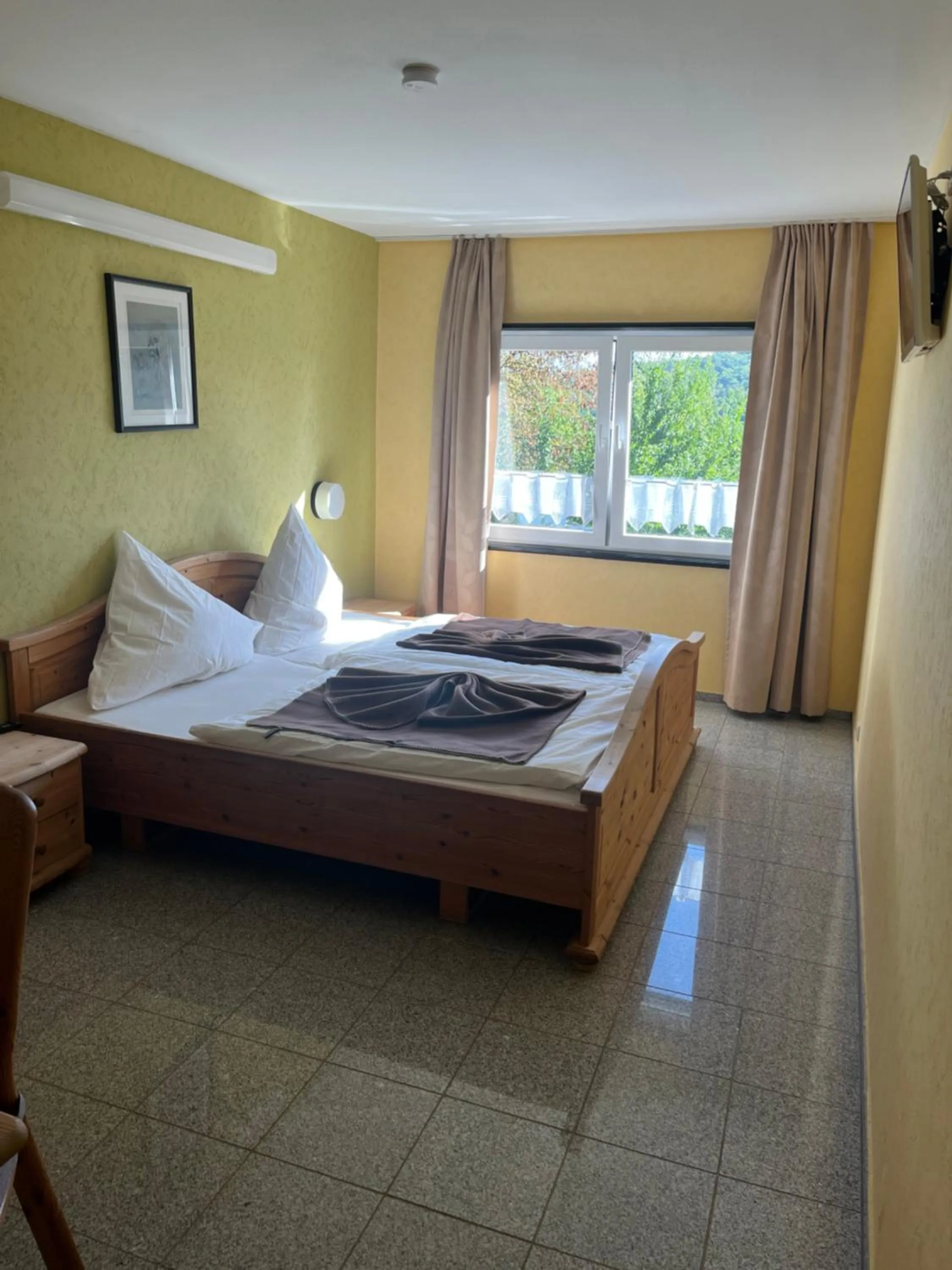 Bed in Hotel Eifeltor