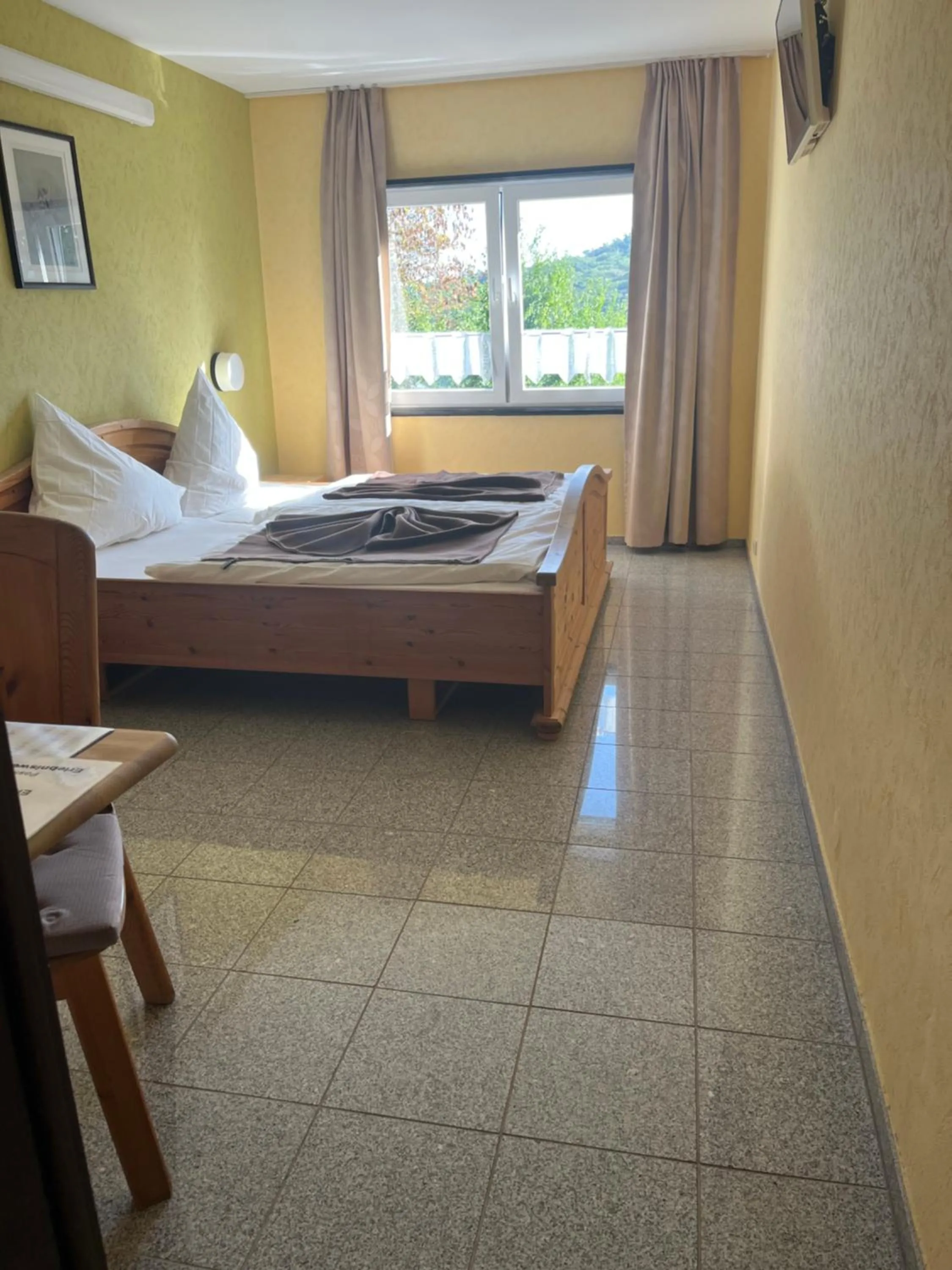 Bed in Hotel Eifeltor