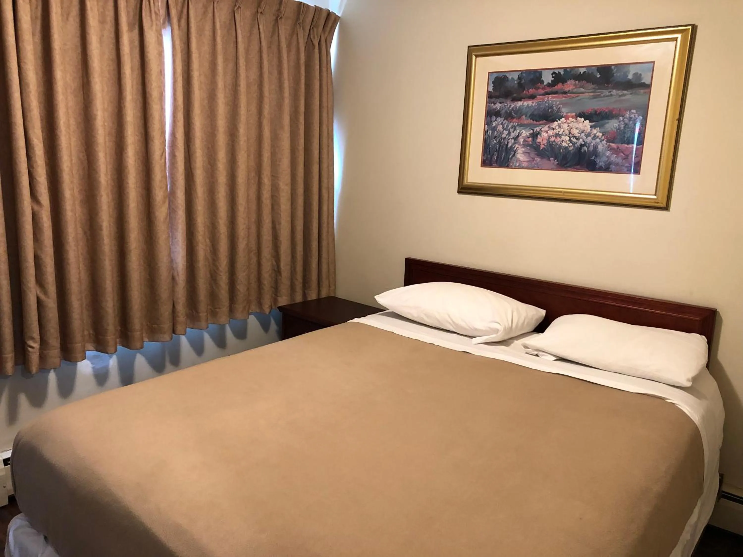 Bed in Travellers Inn