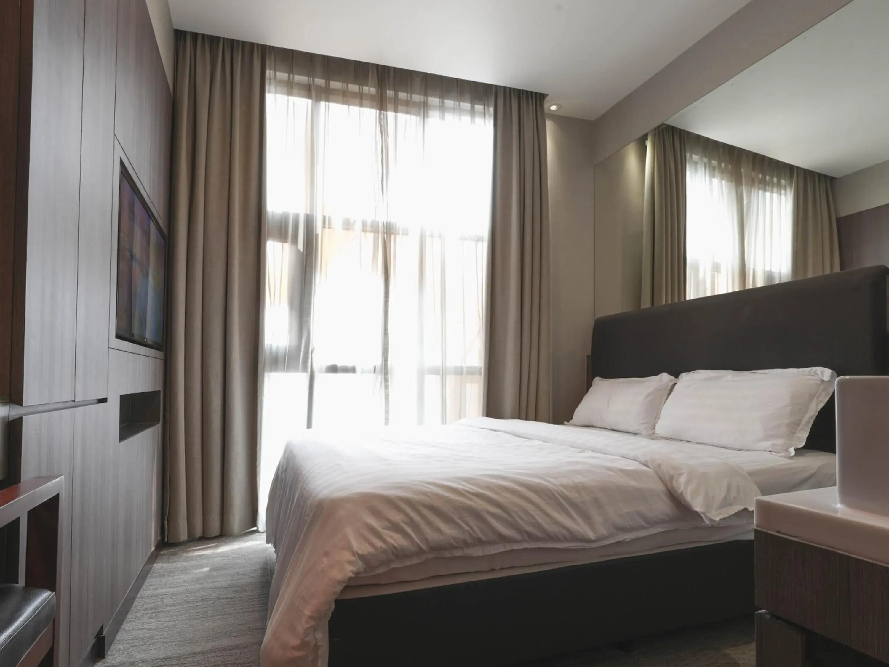 Superior Queen Room in Amrise Hotel Kitchener, Check In 9PM, Check Out 8AM Superior Queen Room in Amrise Hotel Kitchener, Check In 9PM, Check Out 8AM