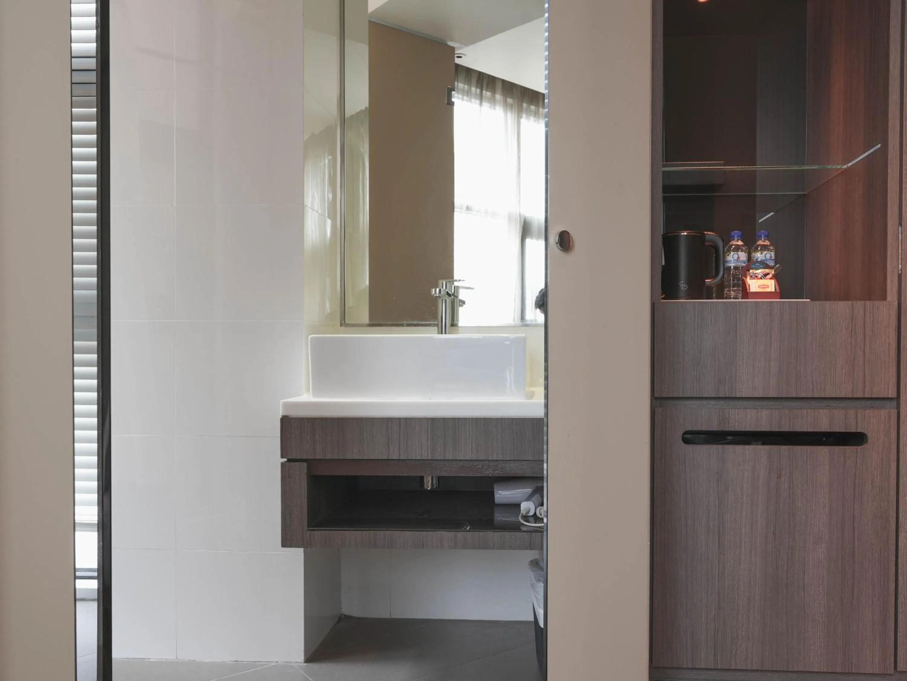 Amrise Hotel Kitchener, Check In 9PM, Check Out 8AM