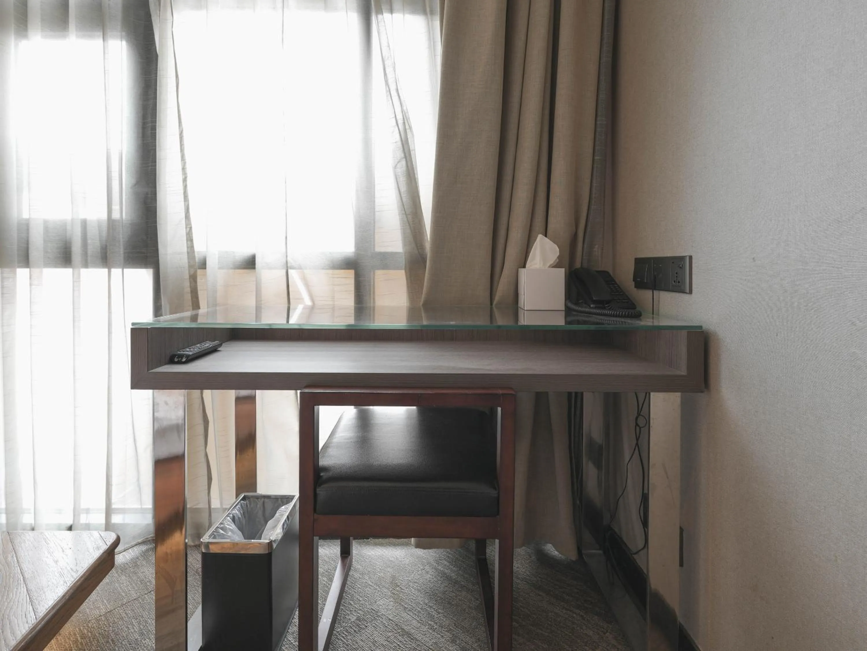 Amrise Hotel Kitchener, Check In 9PM, Check Out 8AM