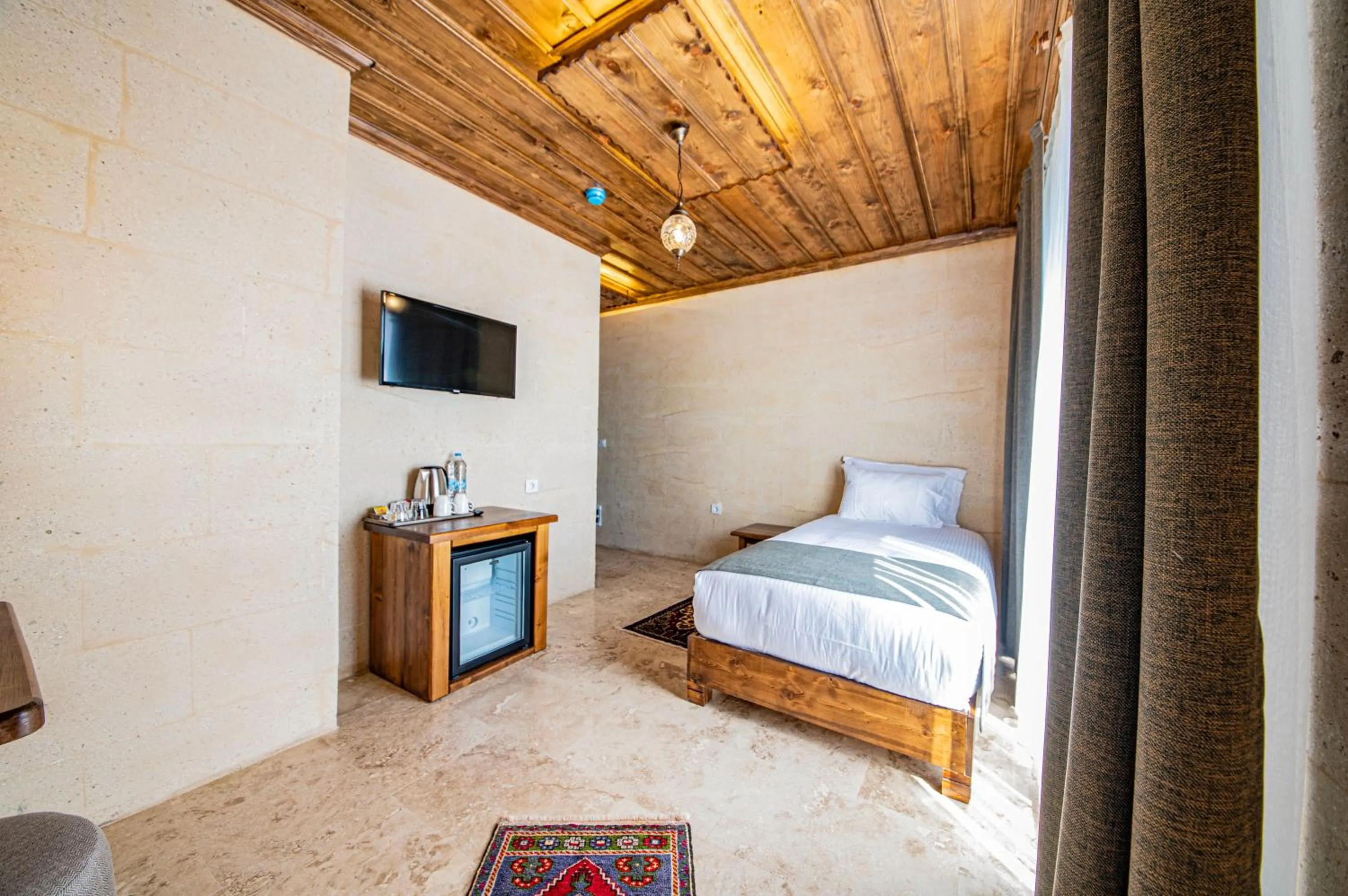 Communal lounge/ TV room, Bed in Remus Romulus Cappadocia