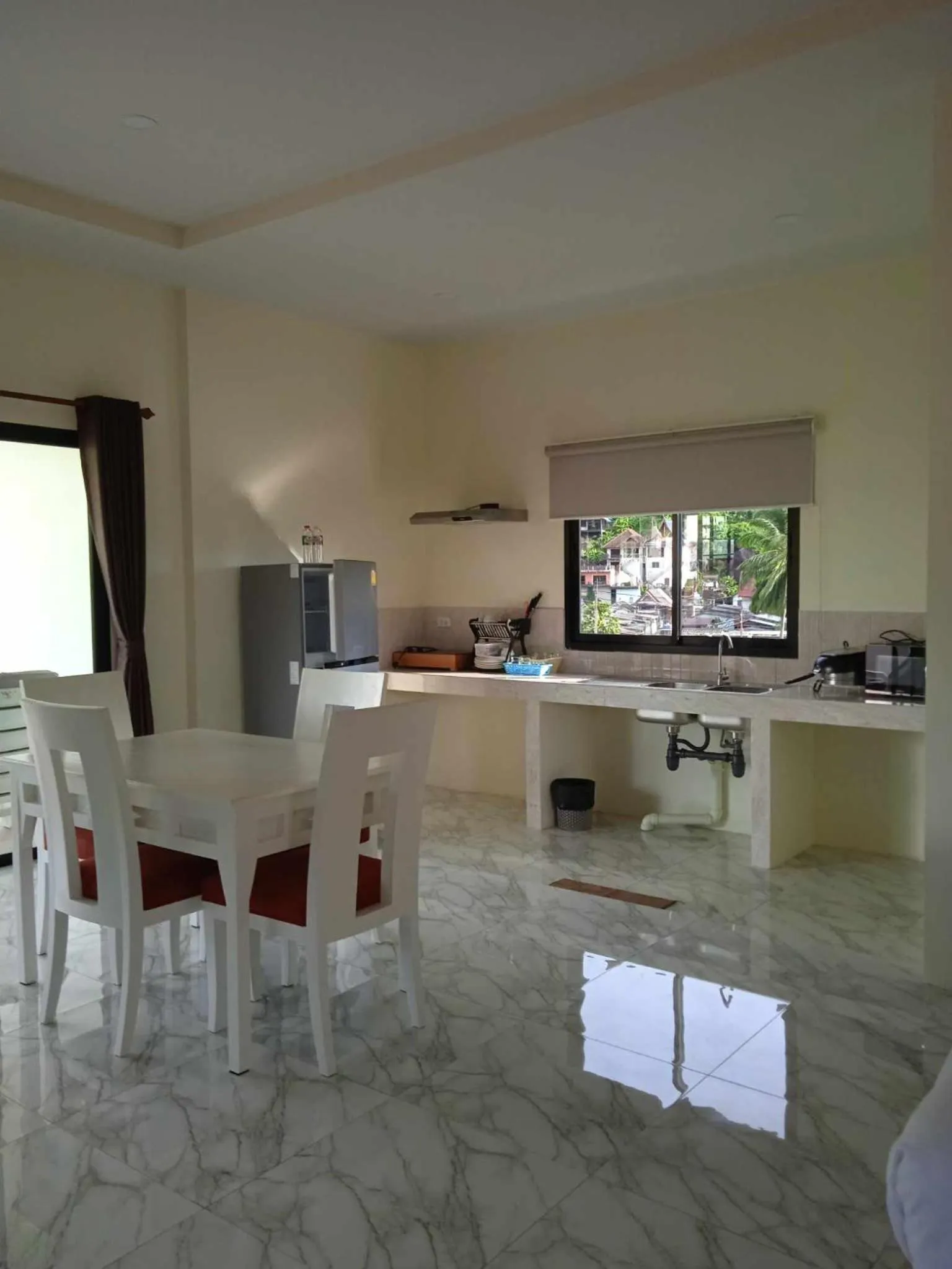 Dining area in M&N Guesthouse Kata