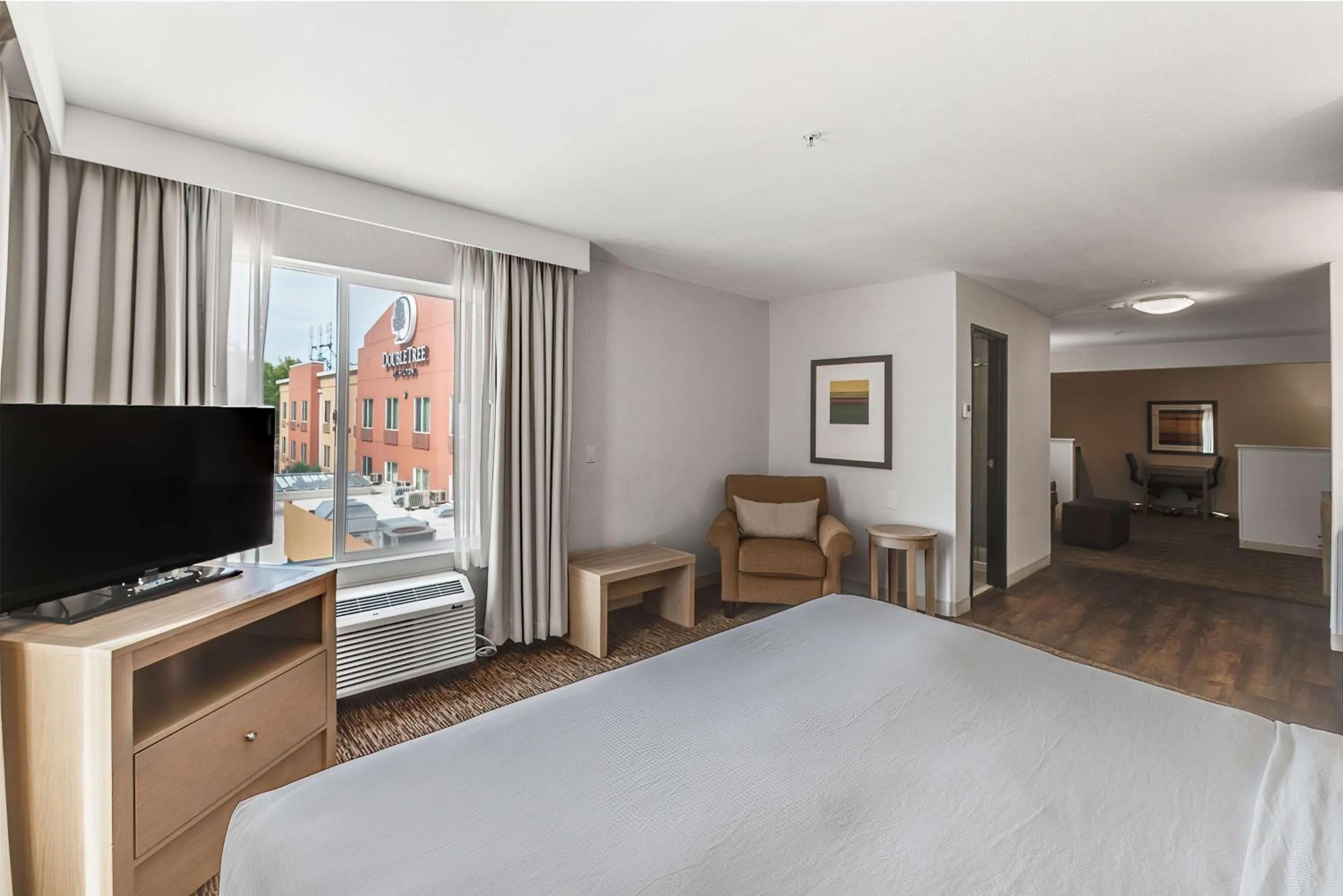 Living room, Bed in DoubleTree by Hilton Vancouver