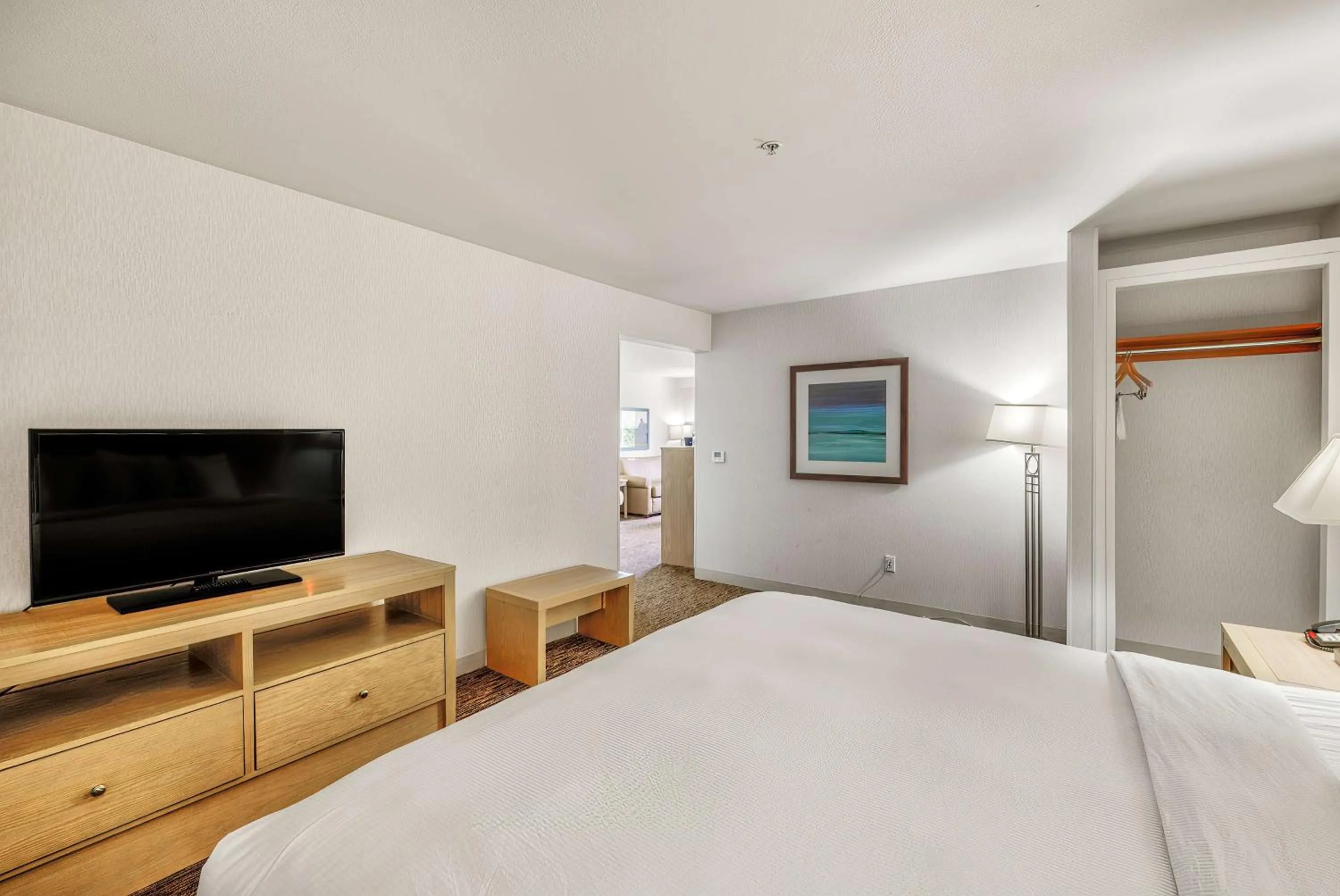 Living room, Bed in DoubleTree by Hilton Vancouver