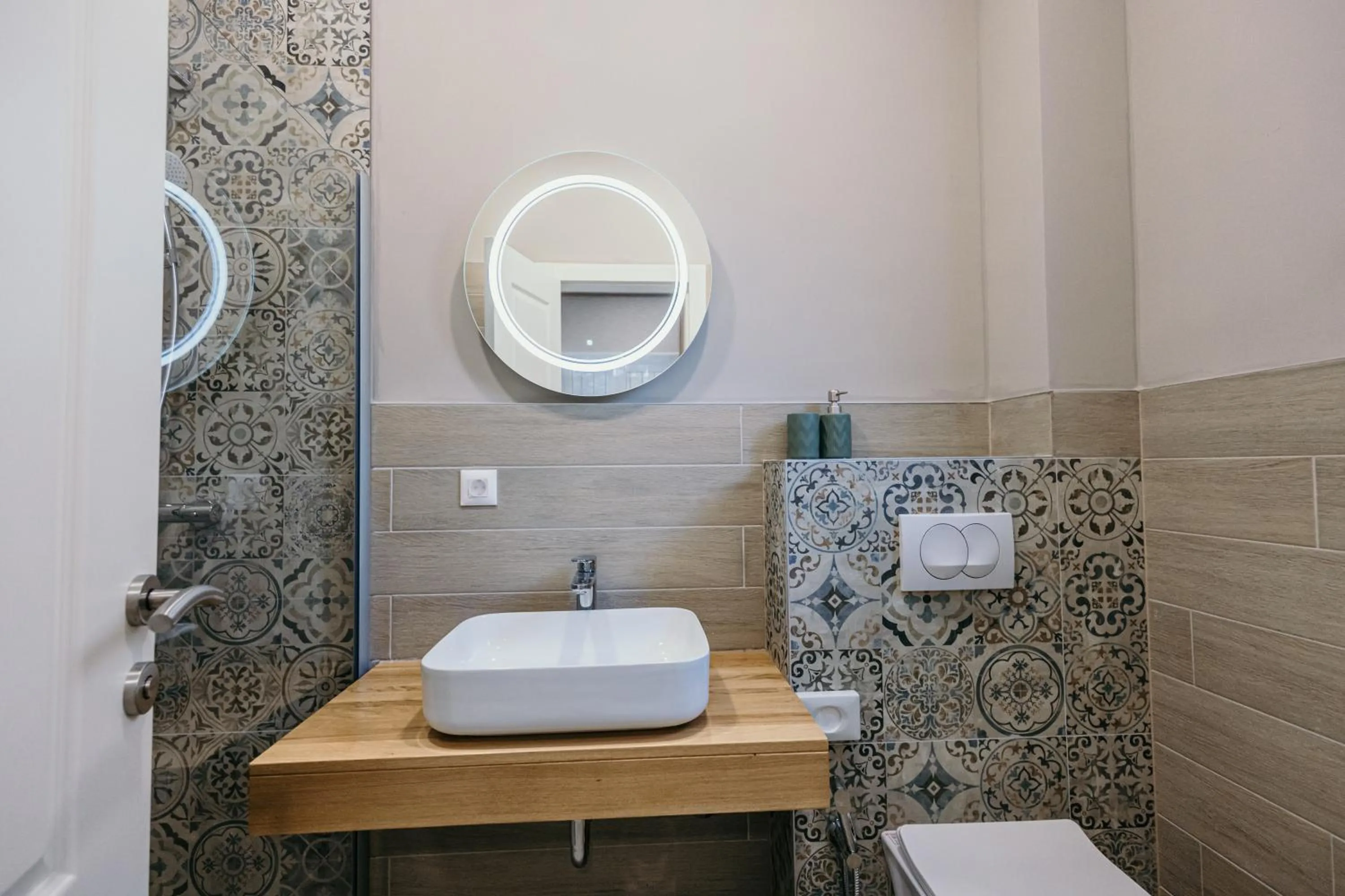 Toilet in Pansion "Fawlty Towers" Sarajevo