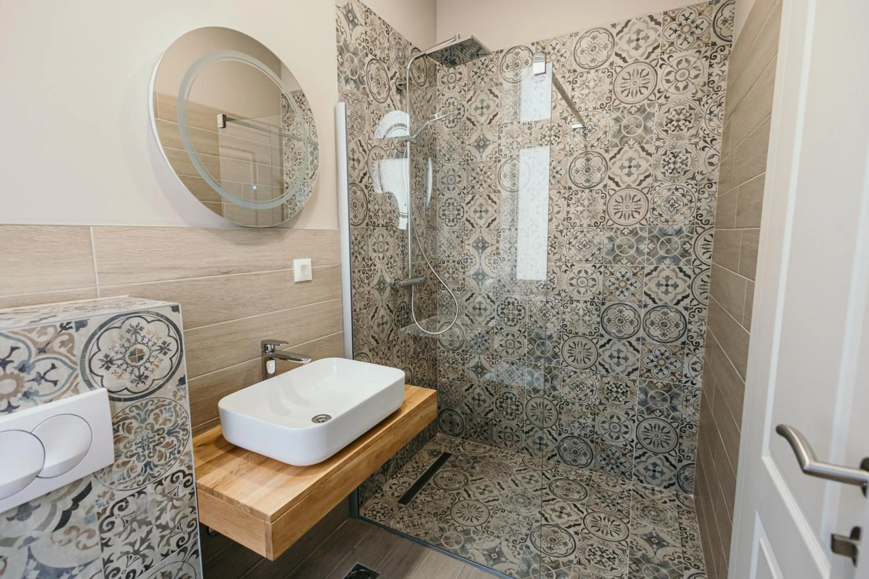 Shower in Pansion "Fawlty Towers" Sarajevo