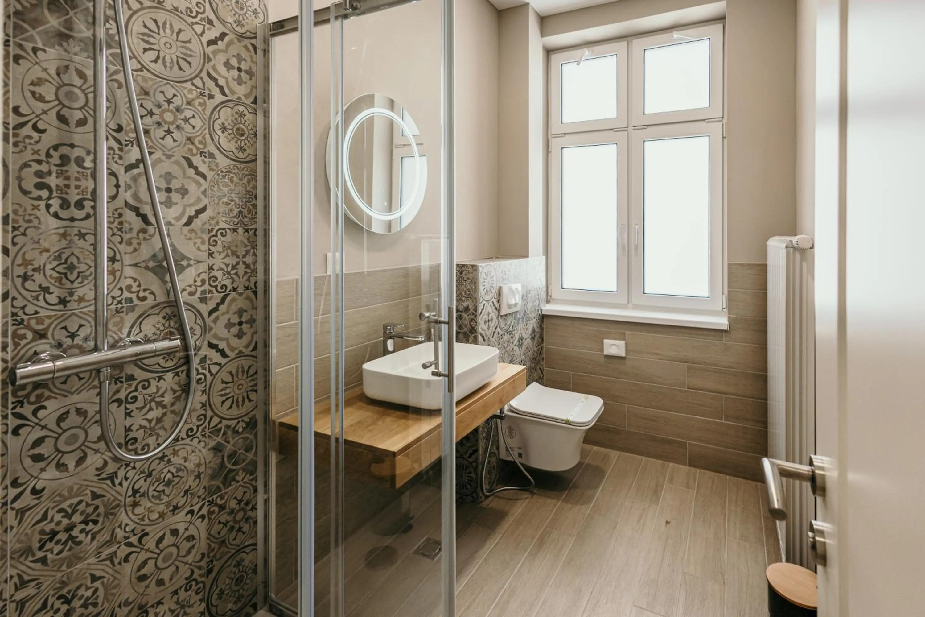 Shower in Pansion "Fawlty Towers" Sarajevo