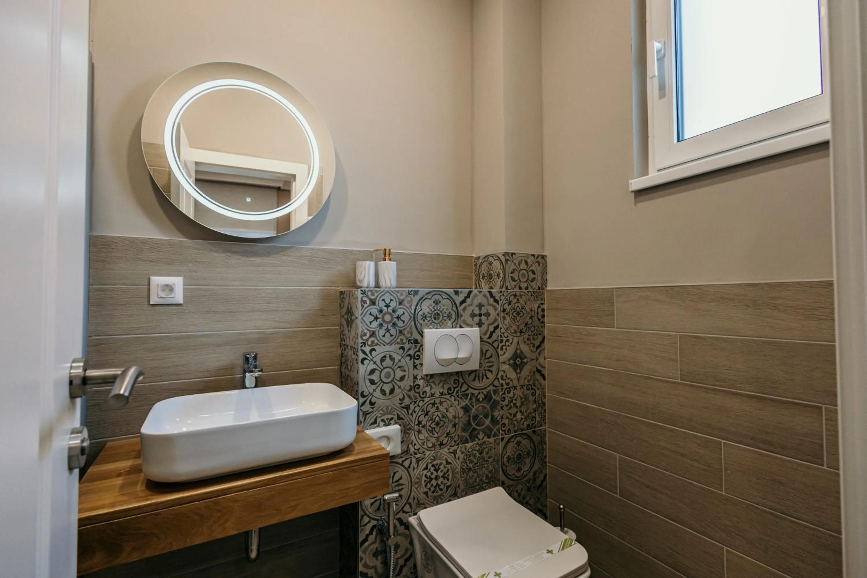 Shower in Pansion "Fawlty Towers" Sarajevo