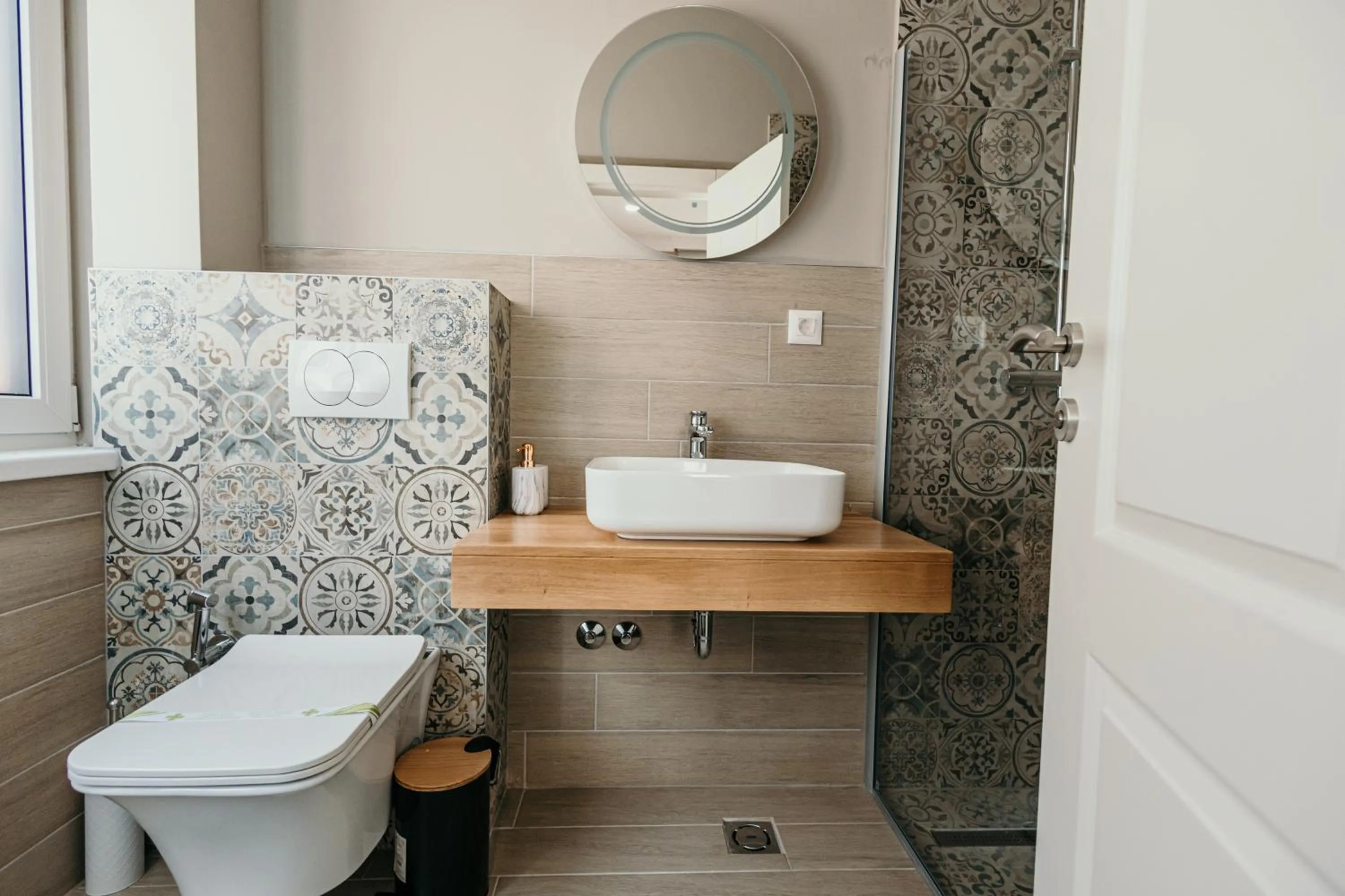 Toilet in Pansion "Fawlty Towers" Sarajevo