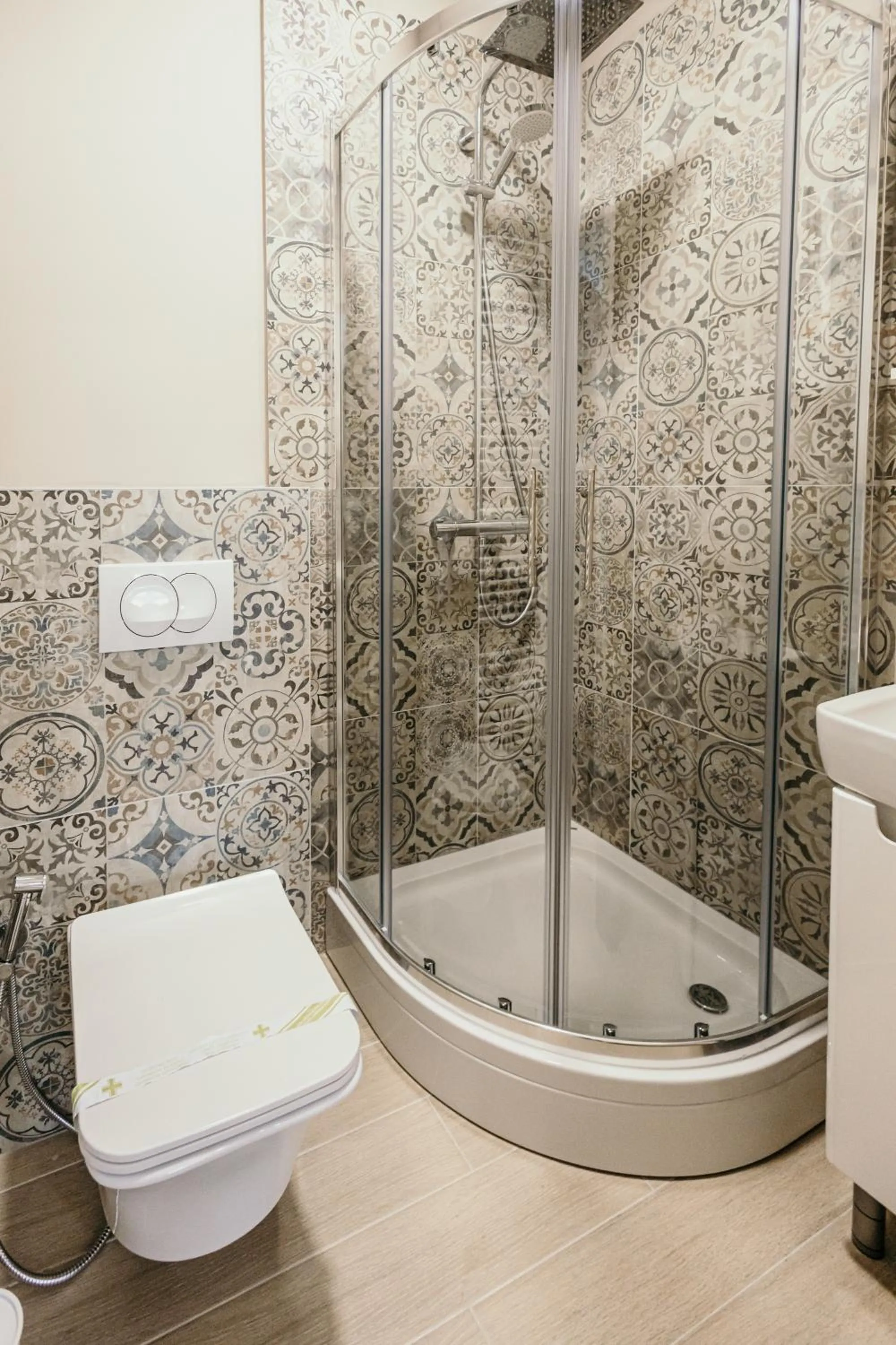 Shower in Pansion "Fawlty Towers" Sarajevo