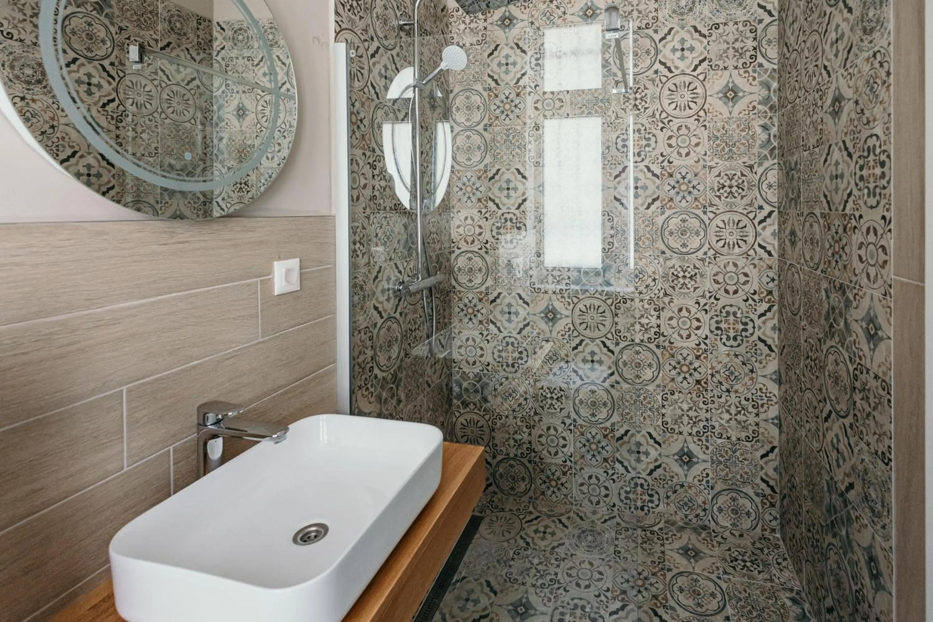 Shower in Pansion "Fawlty Towers" Sarajevo