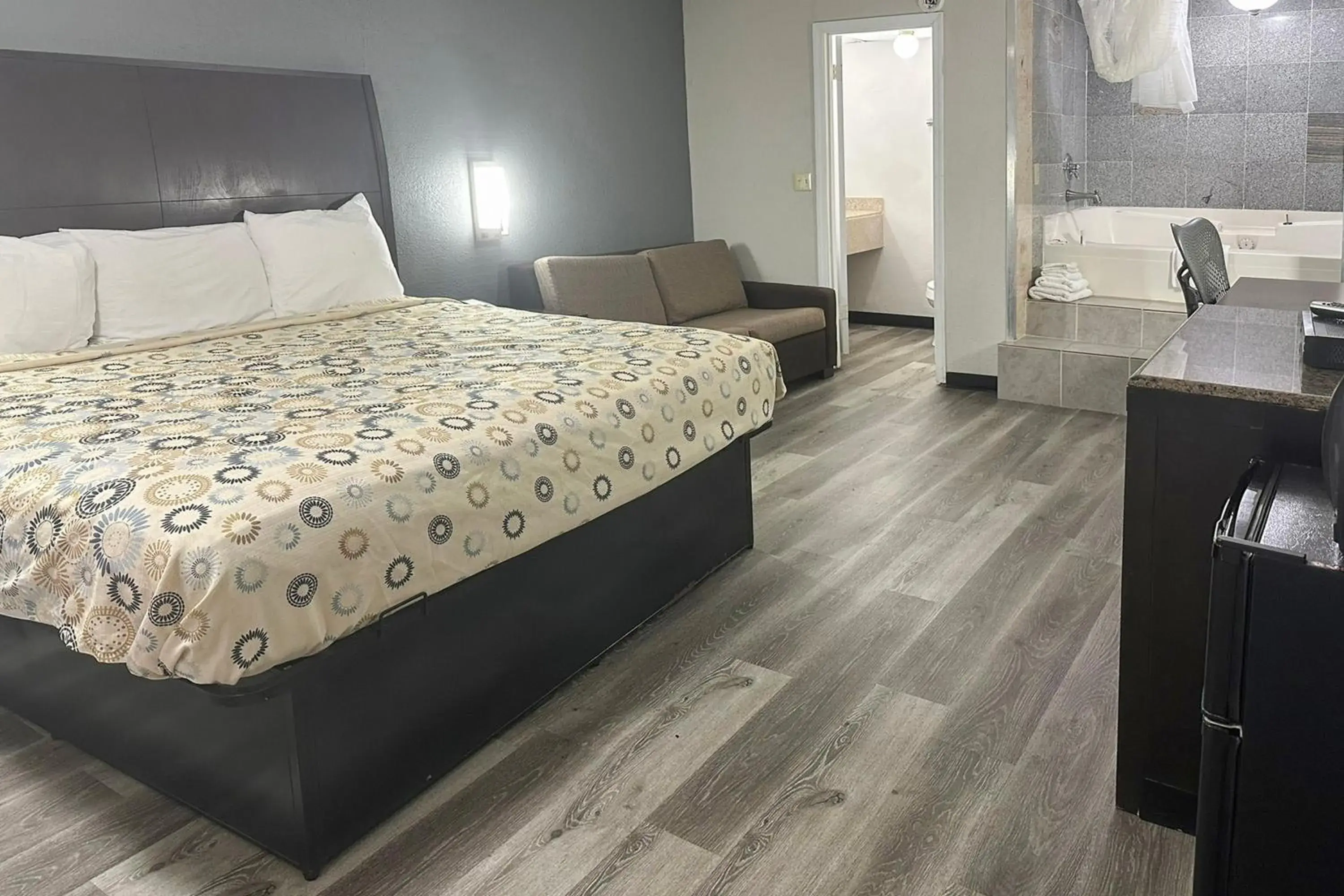 Deluxe Double Room (2 Adults + 1 Child) in Regal Inn Guntersville Hwy 431 Deluxe Double Room (2 Adults + 1 Child) in Regal Inn Guntersville Hwy 431