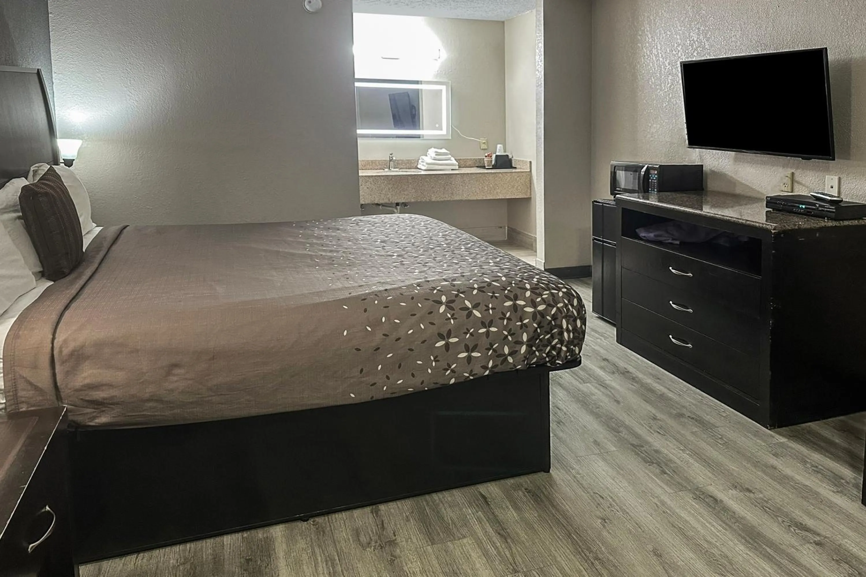 Bedroom in Regal Inn Guntersville By OYO Hwy 431