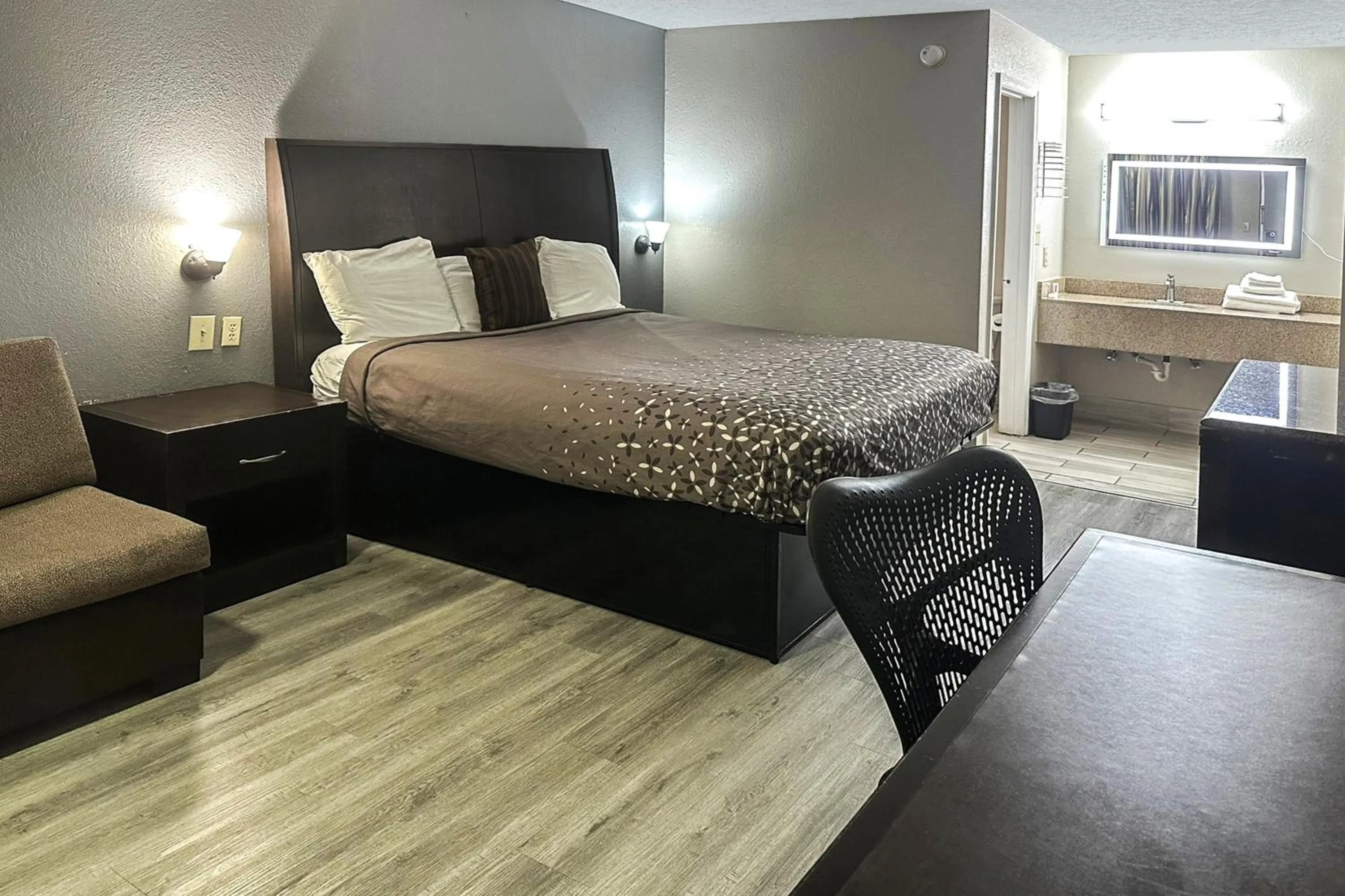 Bedroom in Regal Inn Guntersville By OYO Hwy 431