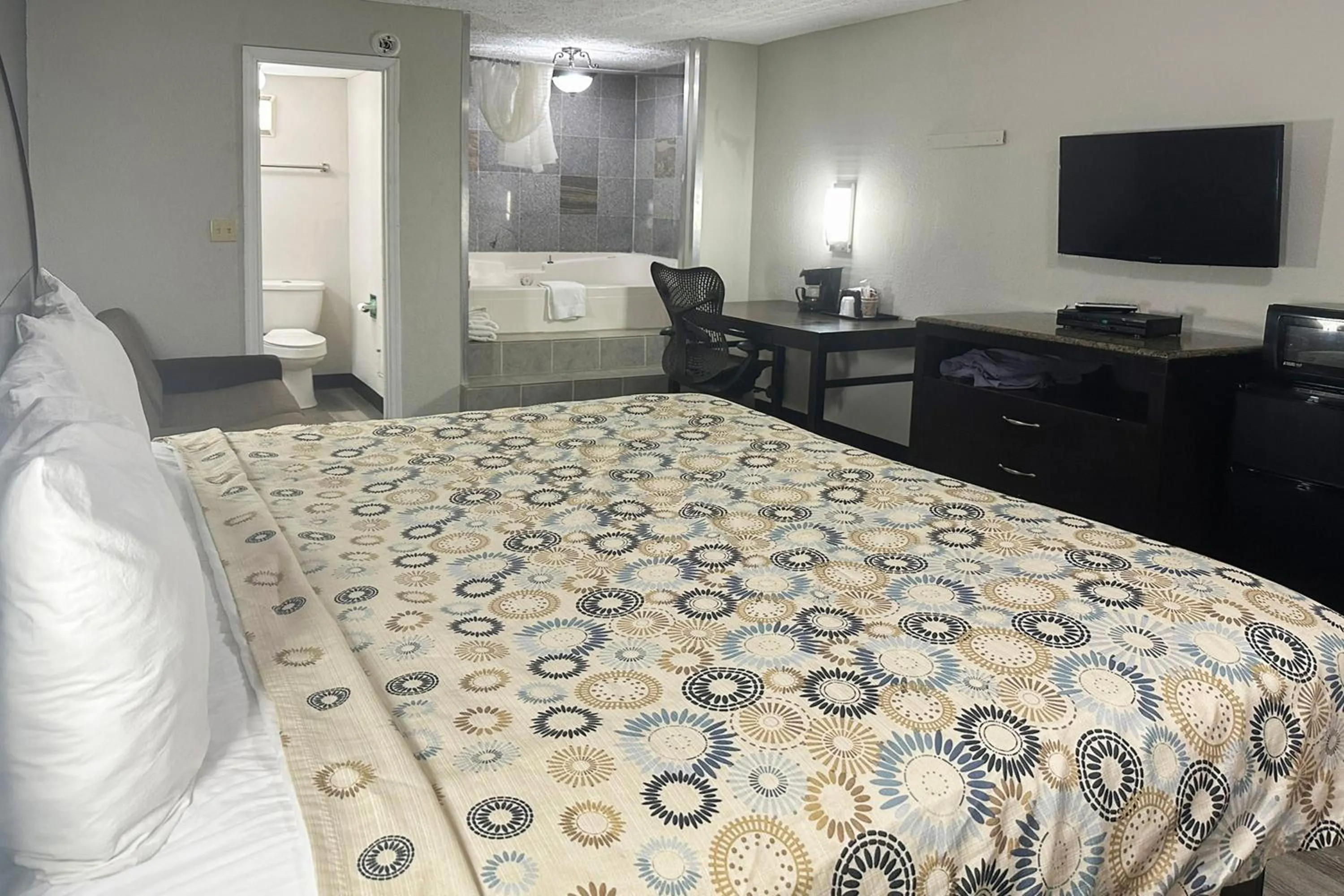 Bedroom in Regal Inn Guntersville By OYO Hwy 431