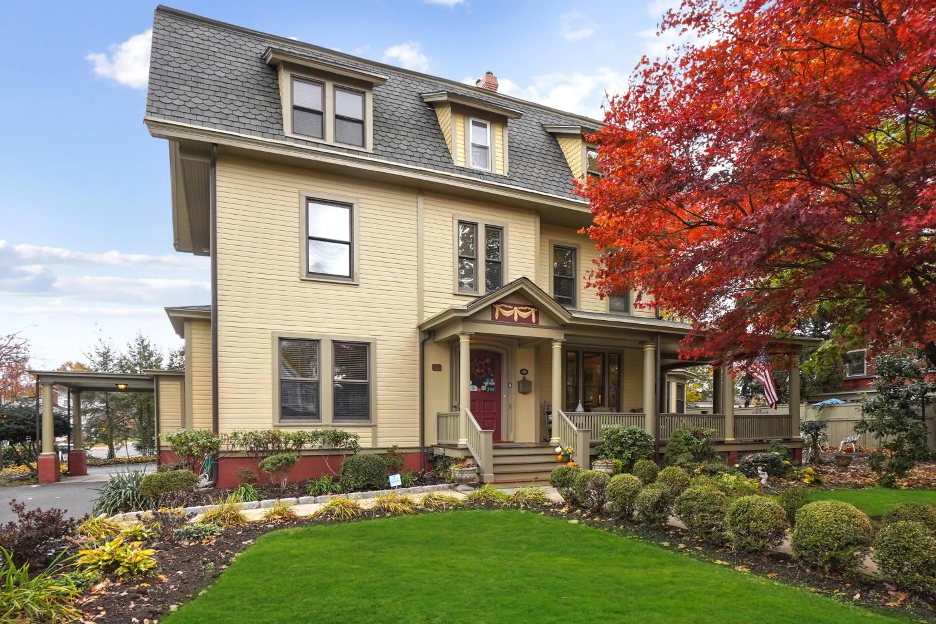 Property building in DeBary Inn