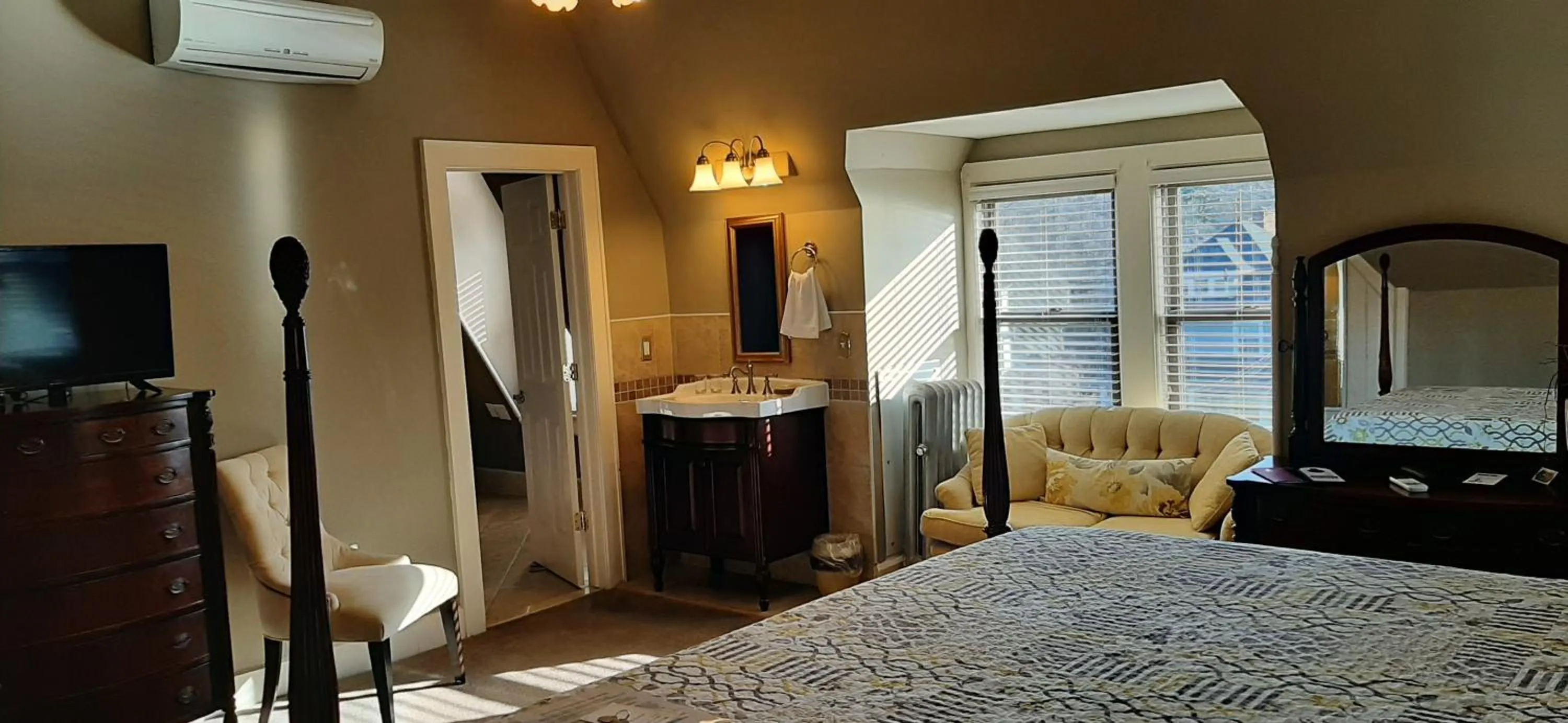 Photo of the whole room, Bed in DeBary Inn