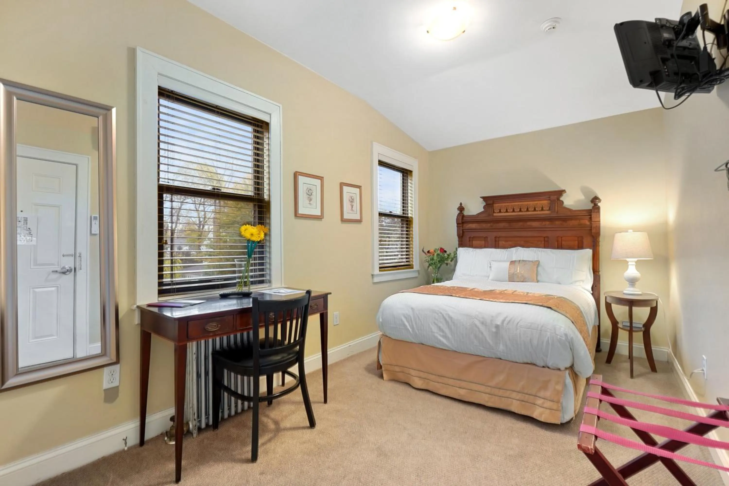 Photo of the whole room, Bed in DeBary Inn