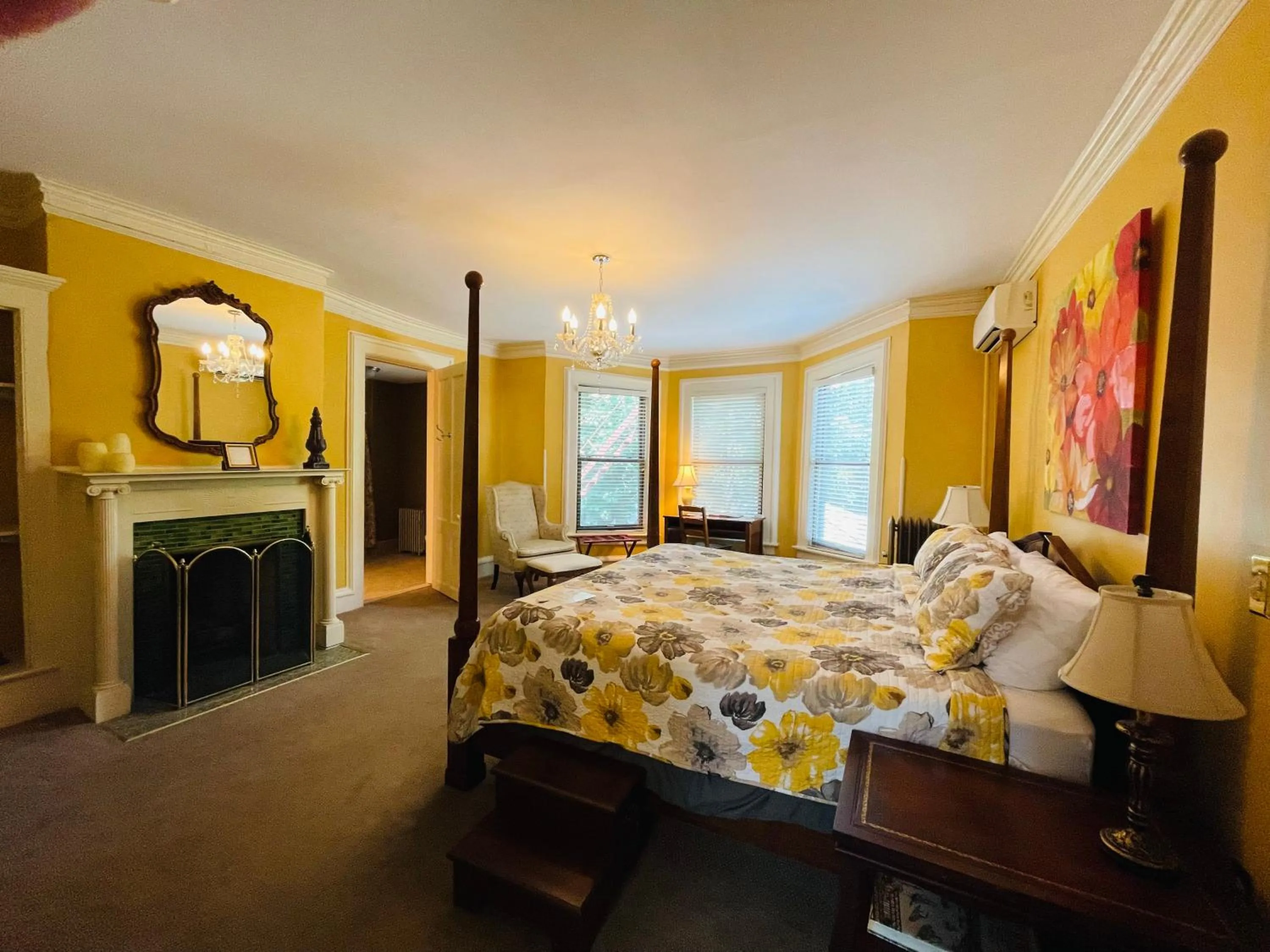 Photo of the whole room, Bed in DeBary Inn