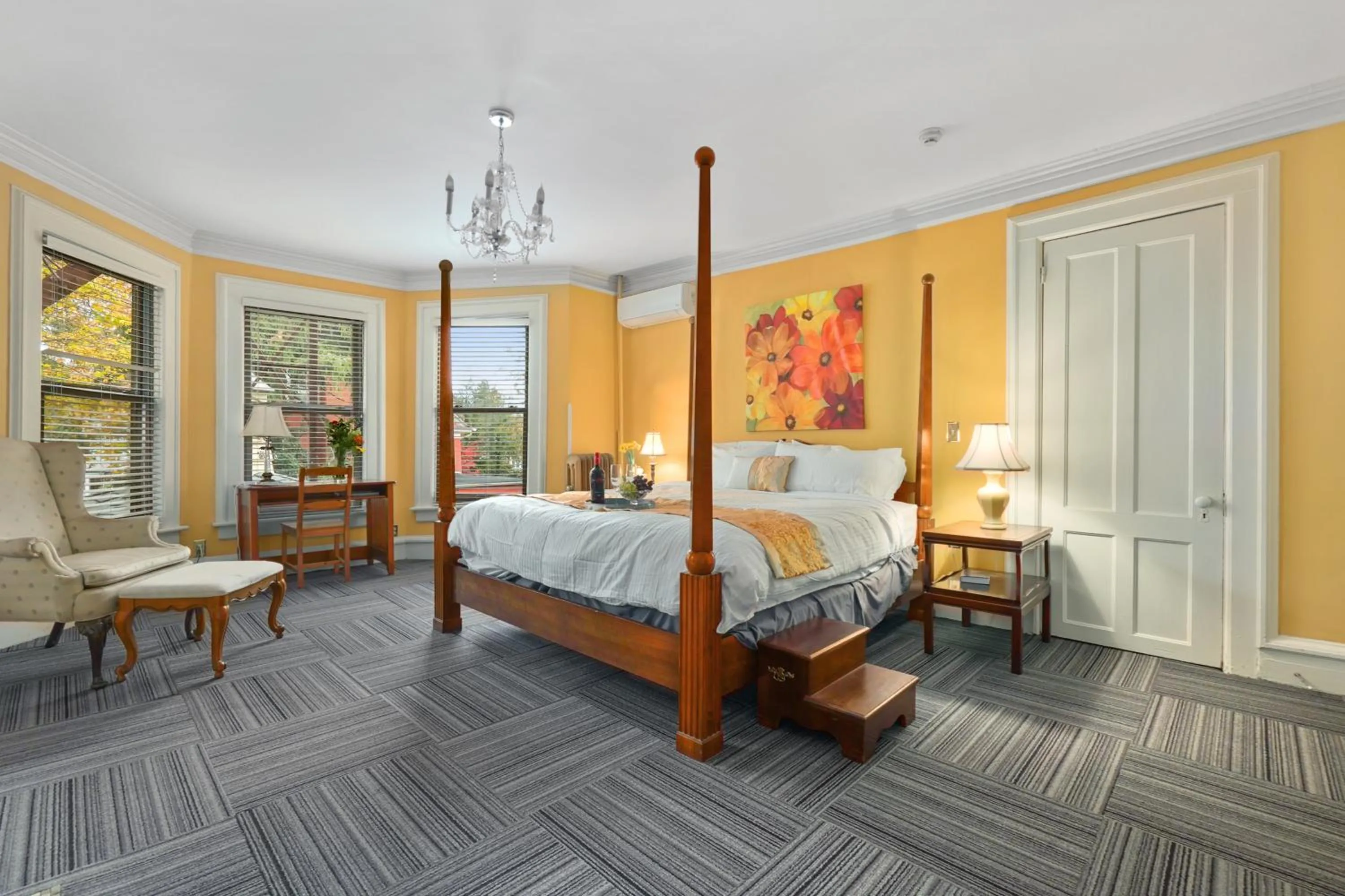 Photo of the whole room, Bed in DeBary Inn