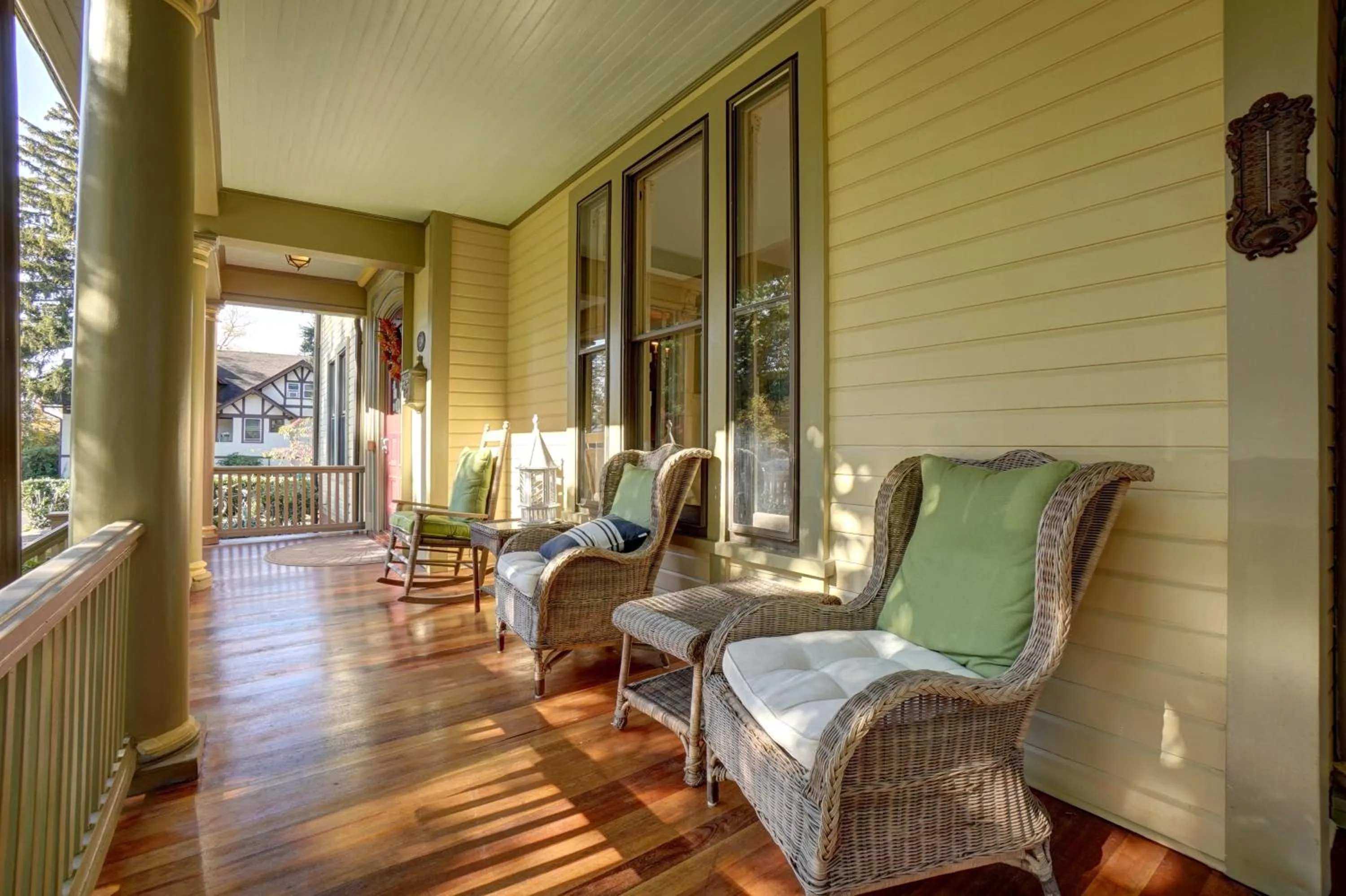 Property building in DeBary Inn