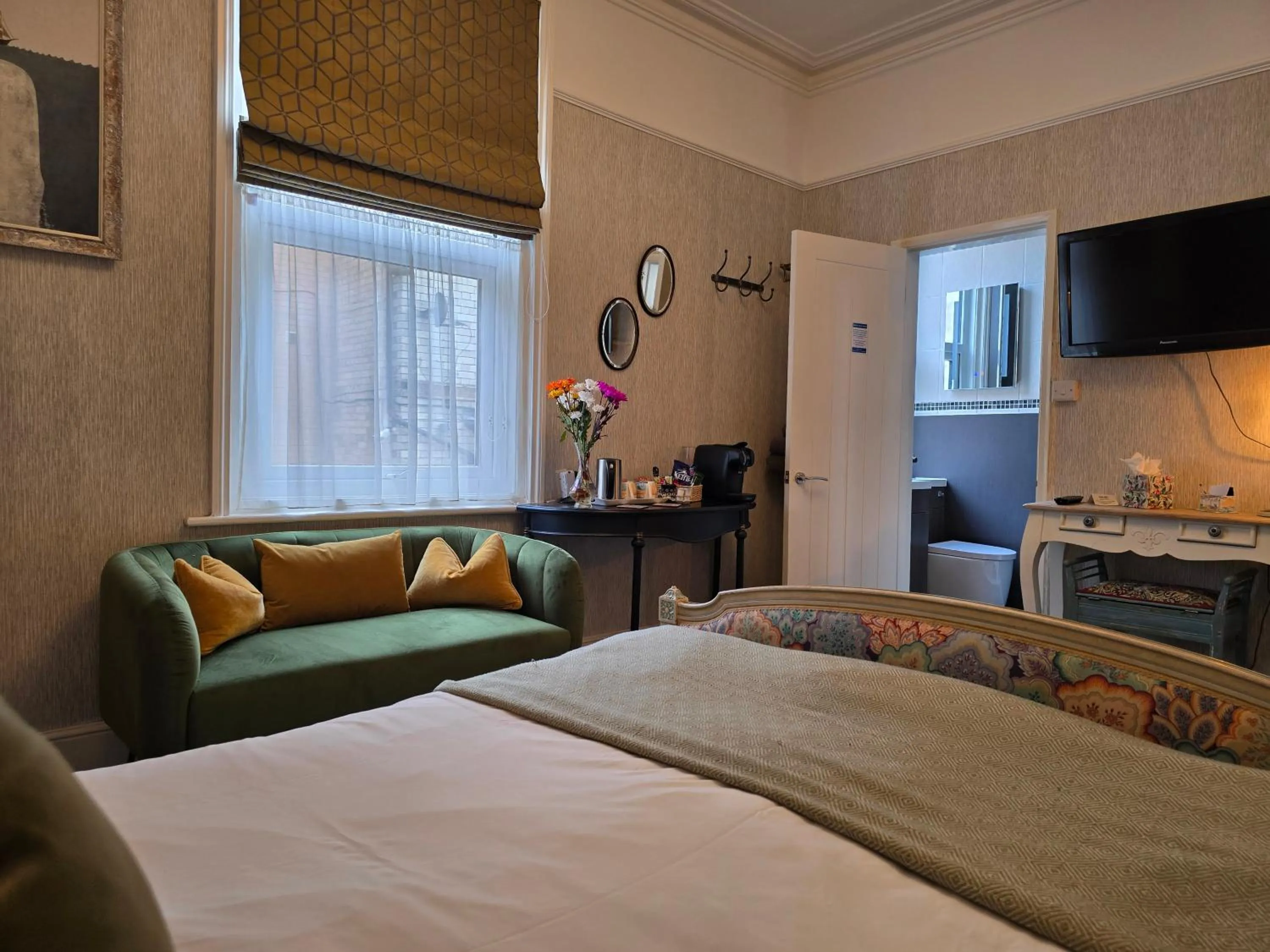 Seating area, Bed in Ashburton House - B&B