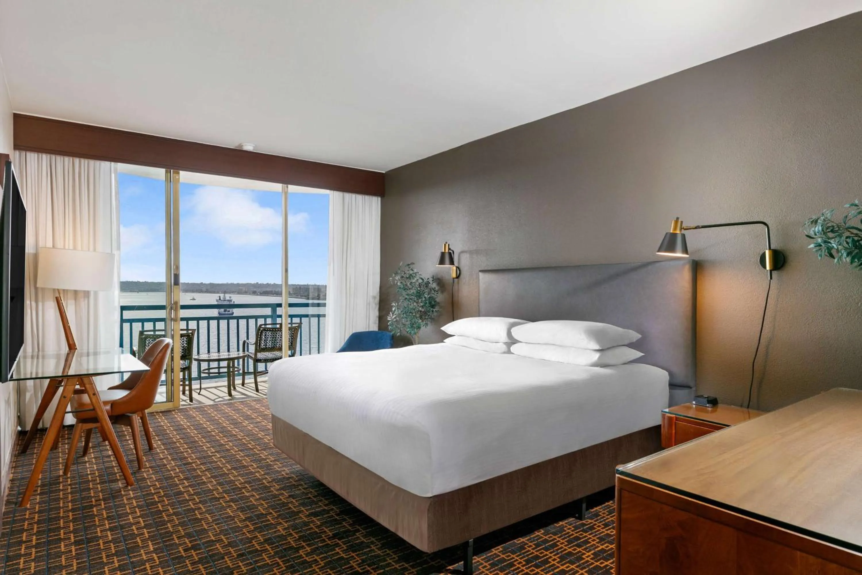 Photo of the whole room, Bed in Wyndham San Diego Bayside