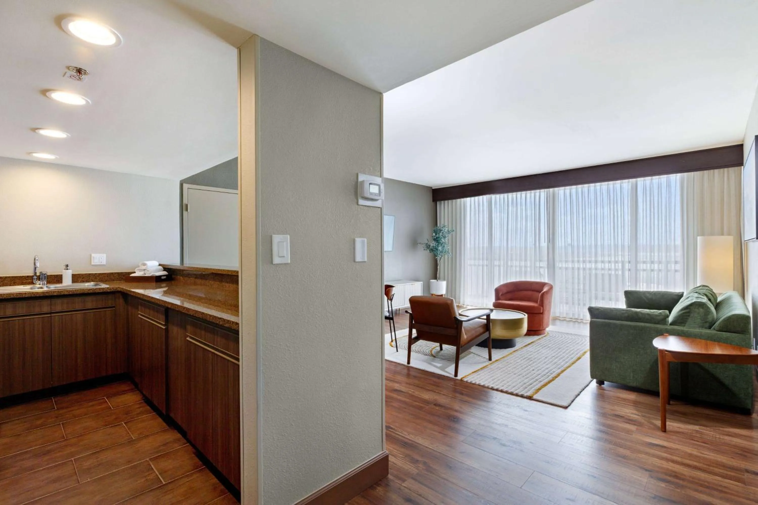 Photo of the whole room in Wyndham San Diego Bayside