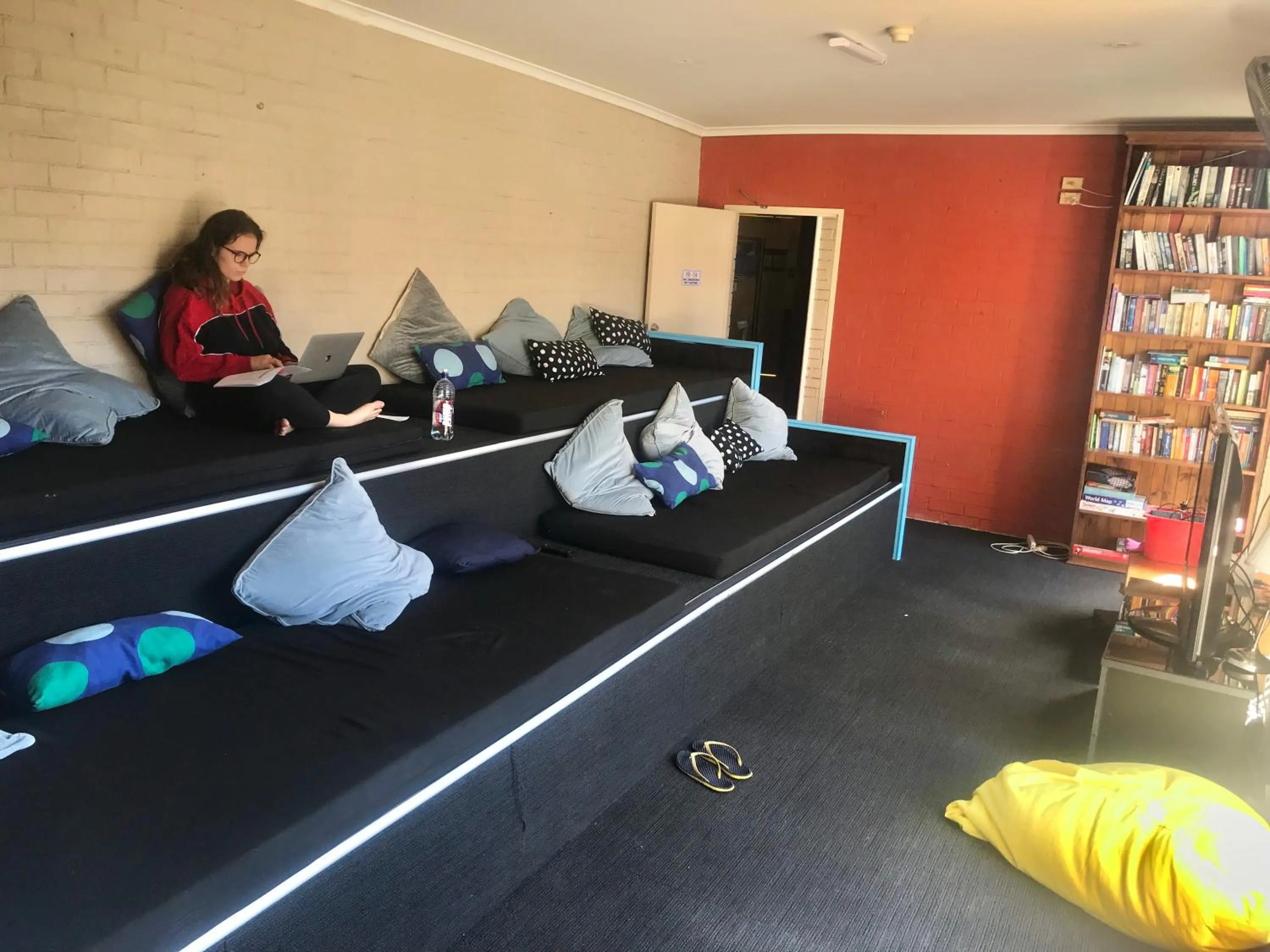 Communal lounge/ TV room in Newtown Backpackers