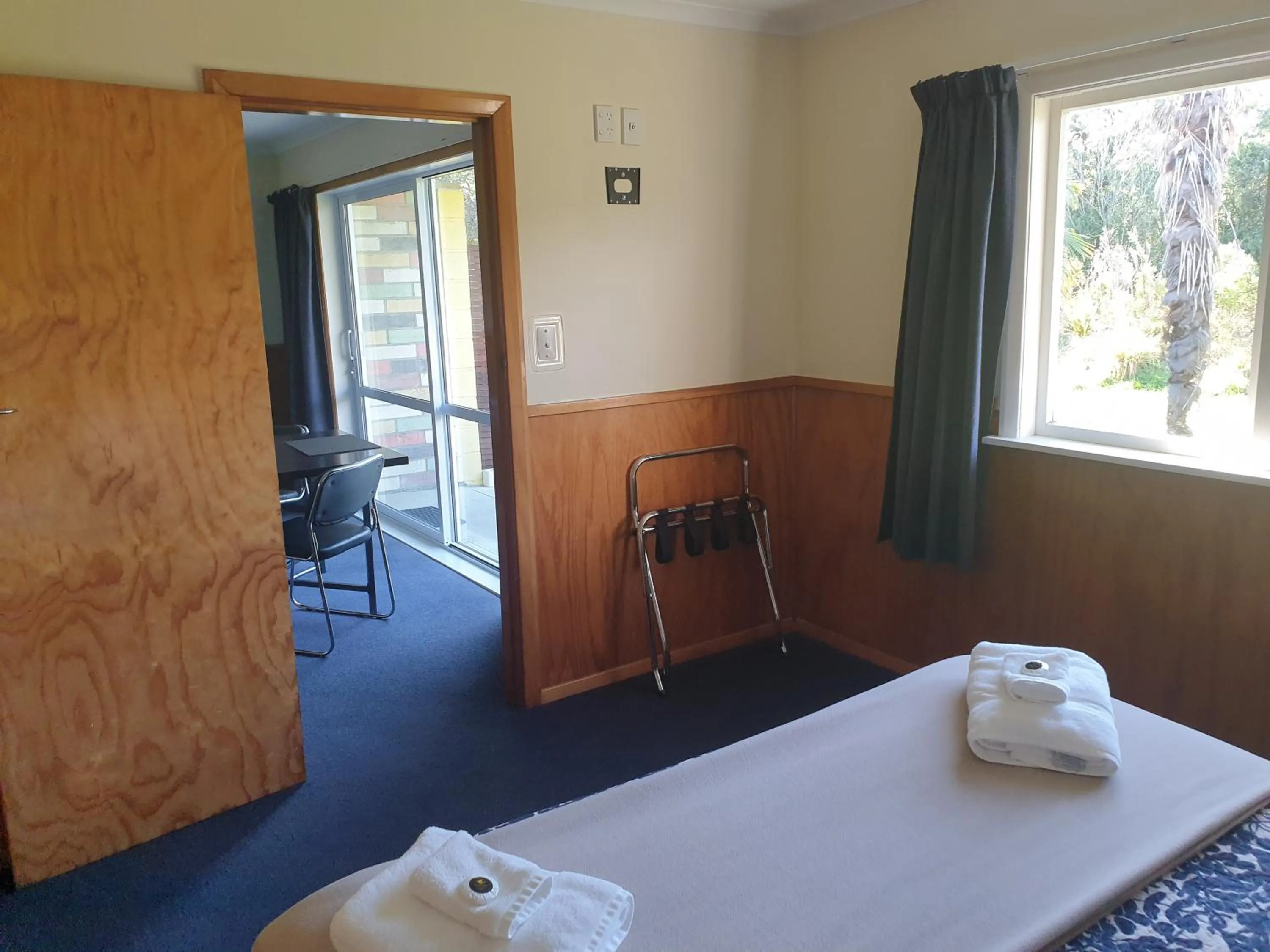 Bed in Otaki Motel