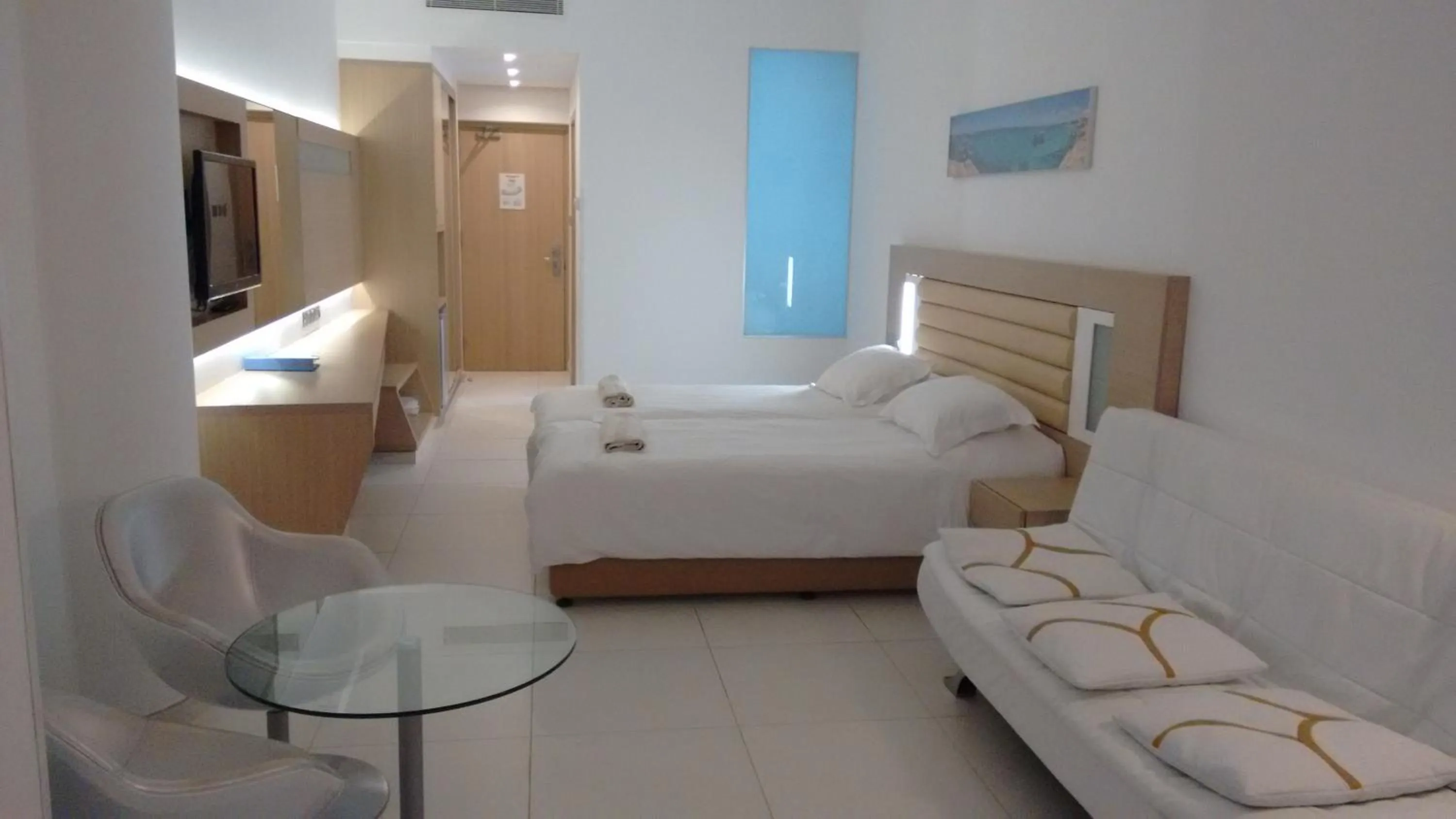 Bedroom, Bed in Vrissaki Beach Hotel