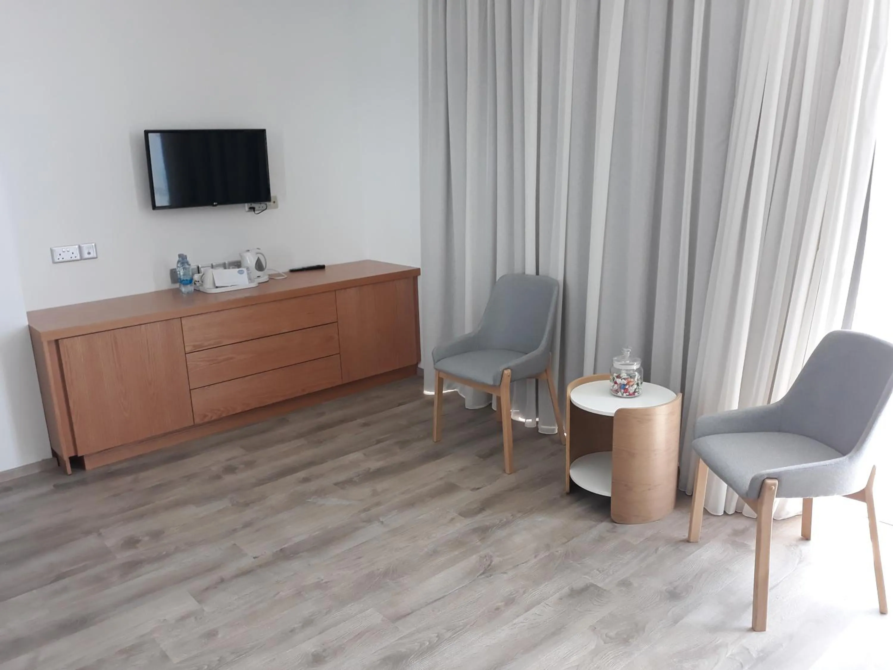 Living room in Vrissaki Beach Hotel