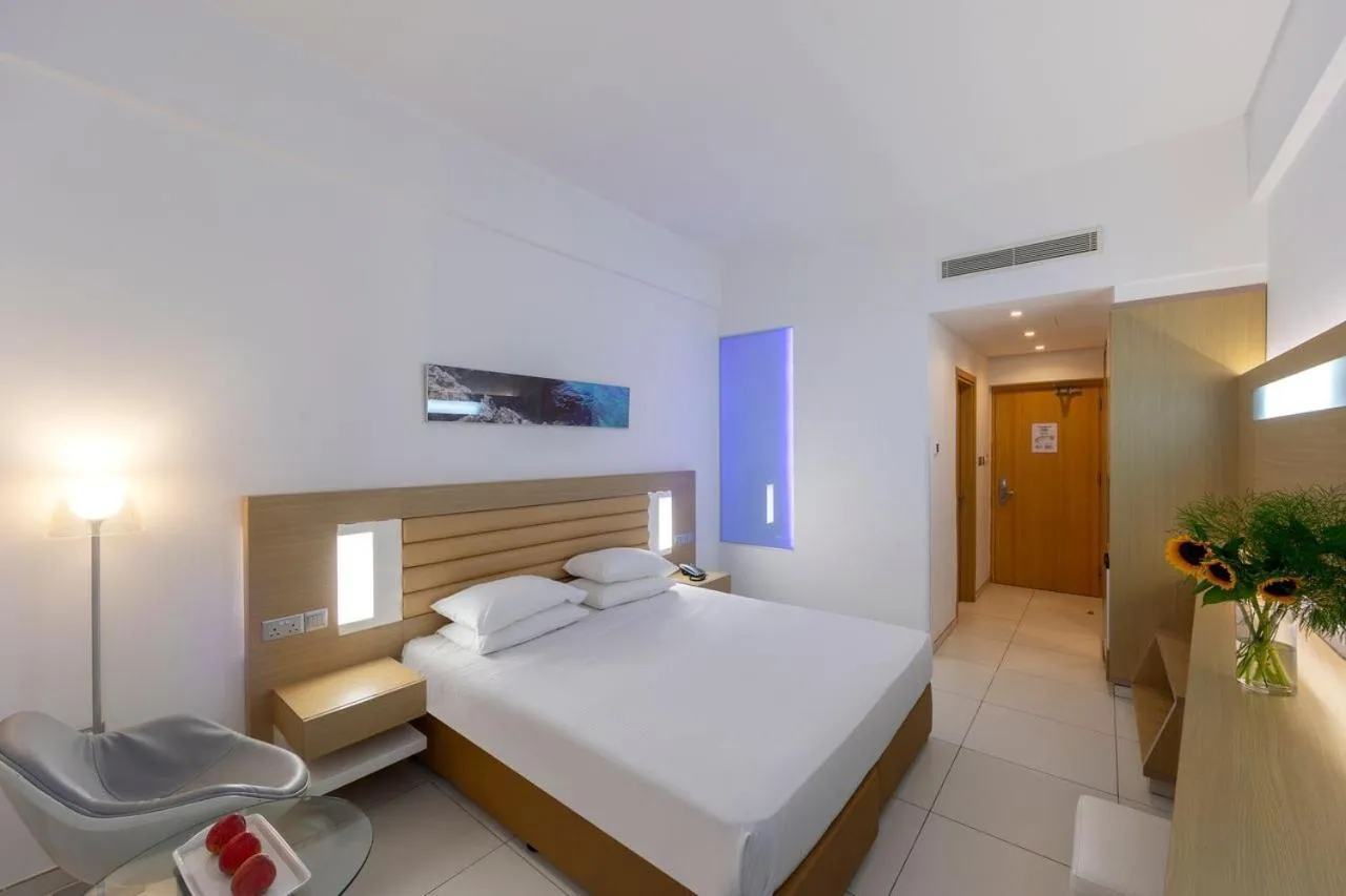 Bedroom, Bed in Vrissaki Beach Hotel