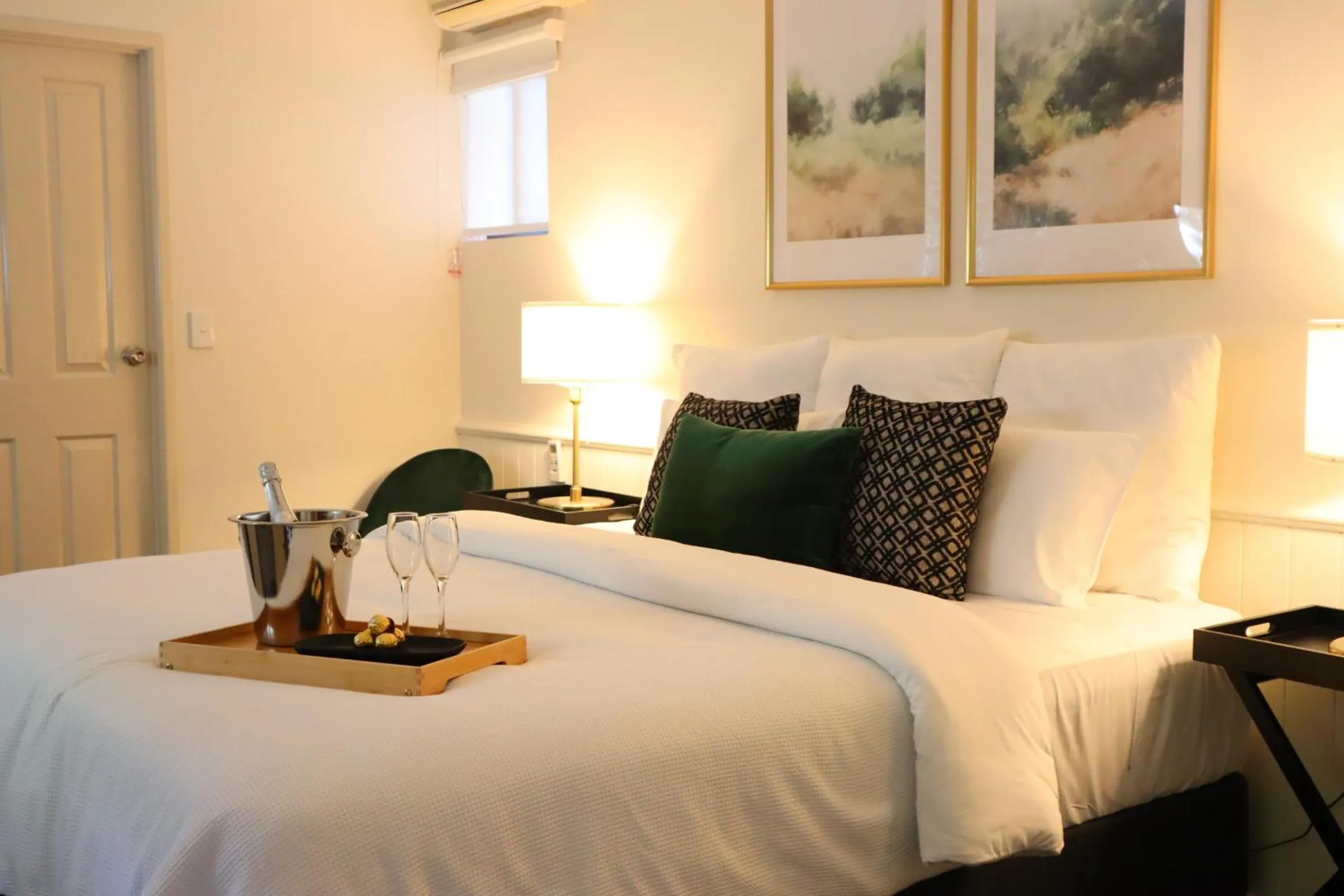 Bed in Quality Hotel Robertson Gardens